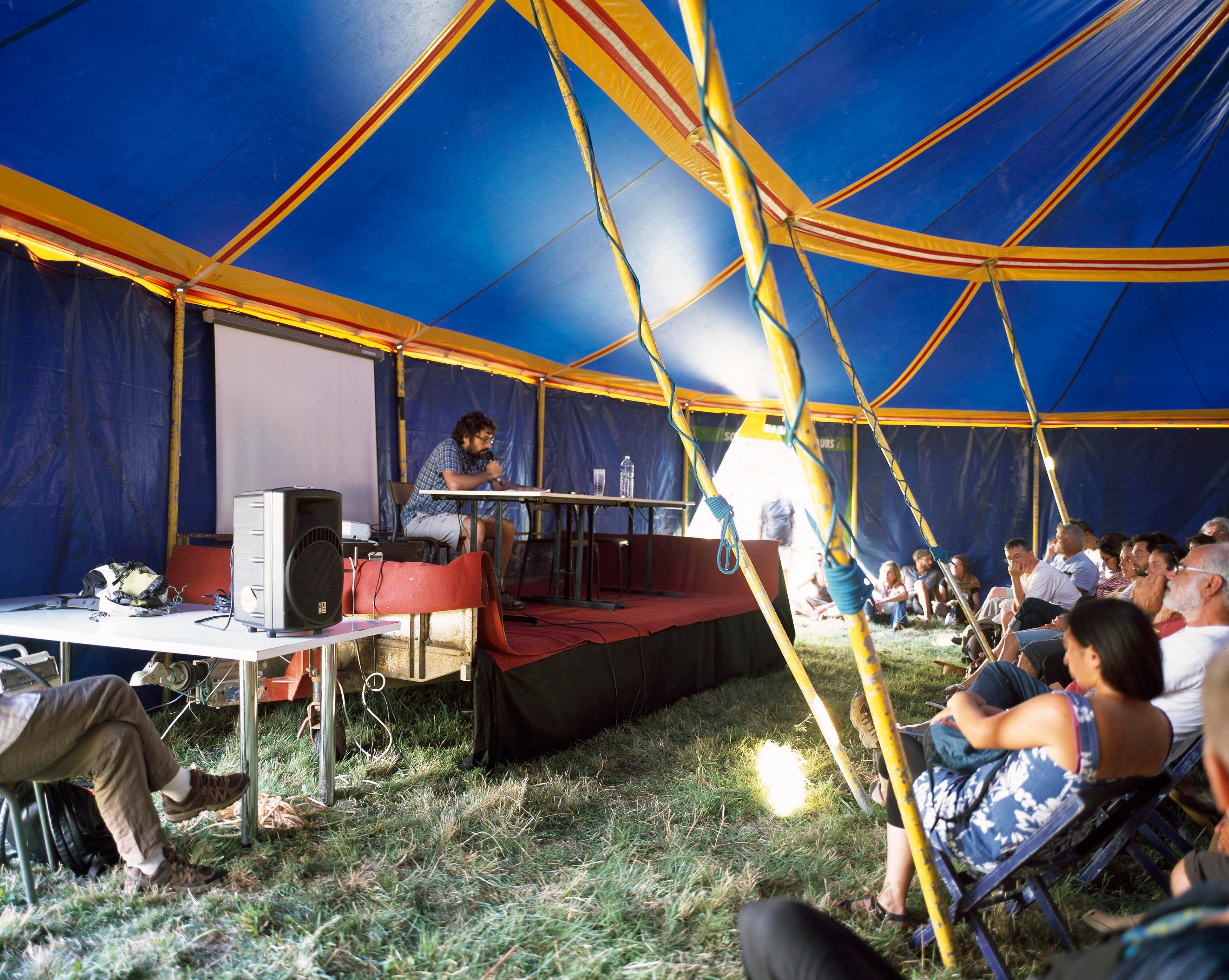 Bruno Serralongue, Chemins cherchés, chemins perdus, transgressions at Air de Paris, photo 23
