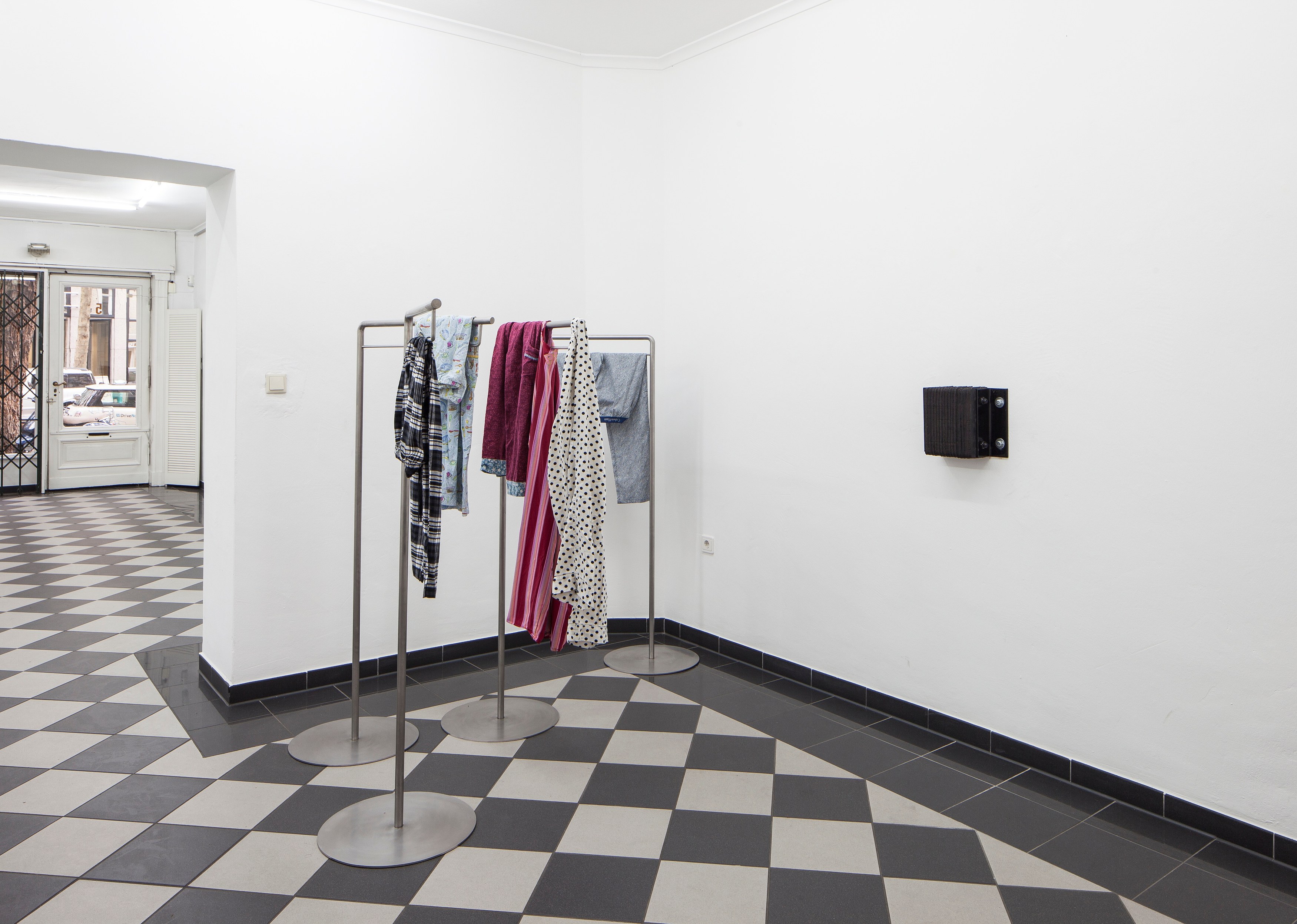 Park McArthur, Passive Vibration Isolation at Lars Friedrich, photo 8