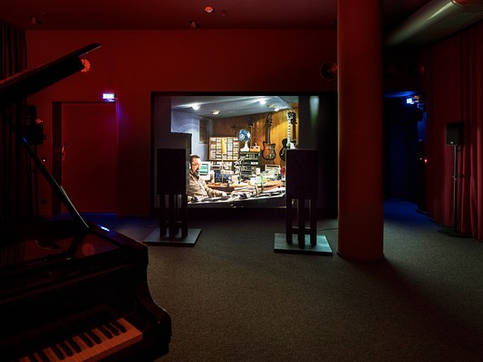 Image 4 of 6