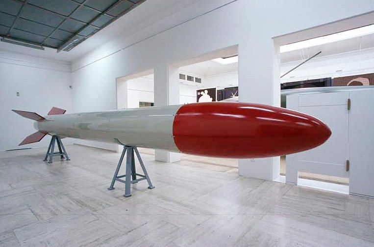 Cosima von Bonin, KALT MODERN TEUER at Petzel, photo 4