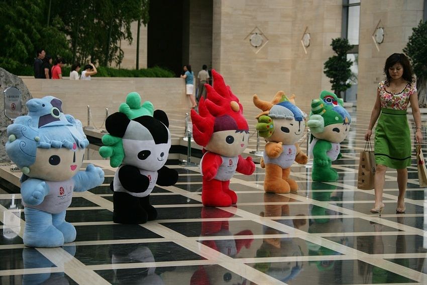 Sarah Morris, Beijing at Petzel, photo 5