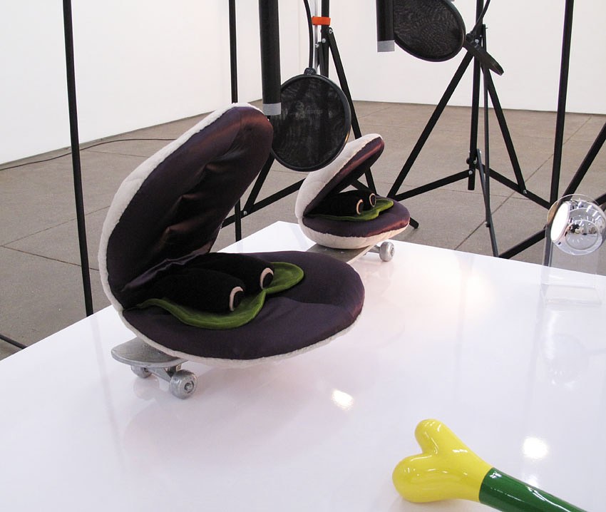 Cosima von Bonin, The Juxtaposition of Nothings at Petzel, photo 9