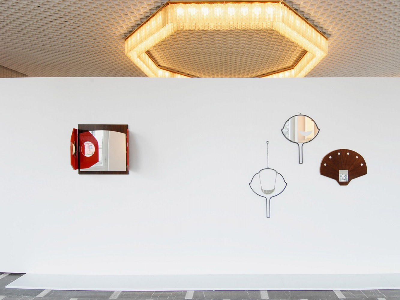 Nairy Baghramian, La lampe dans l'horloge - Janette Laverrière at Schinkel Pavillon, photo 3