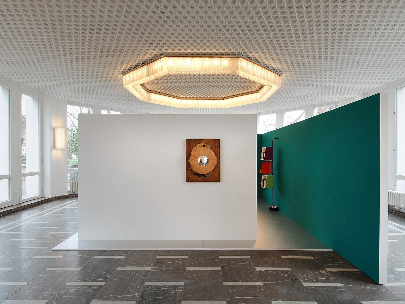 Nairy Baghramian, La lampe dans l'horloge - Janette Laverrière at Schinkel Pavillon, photo 2