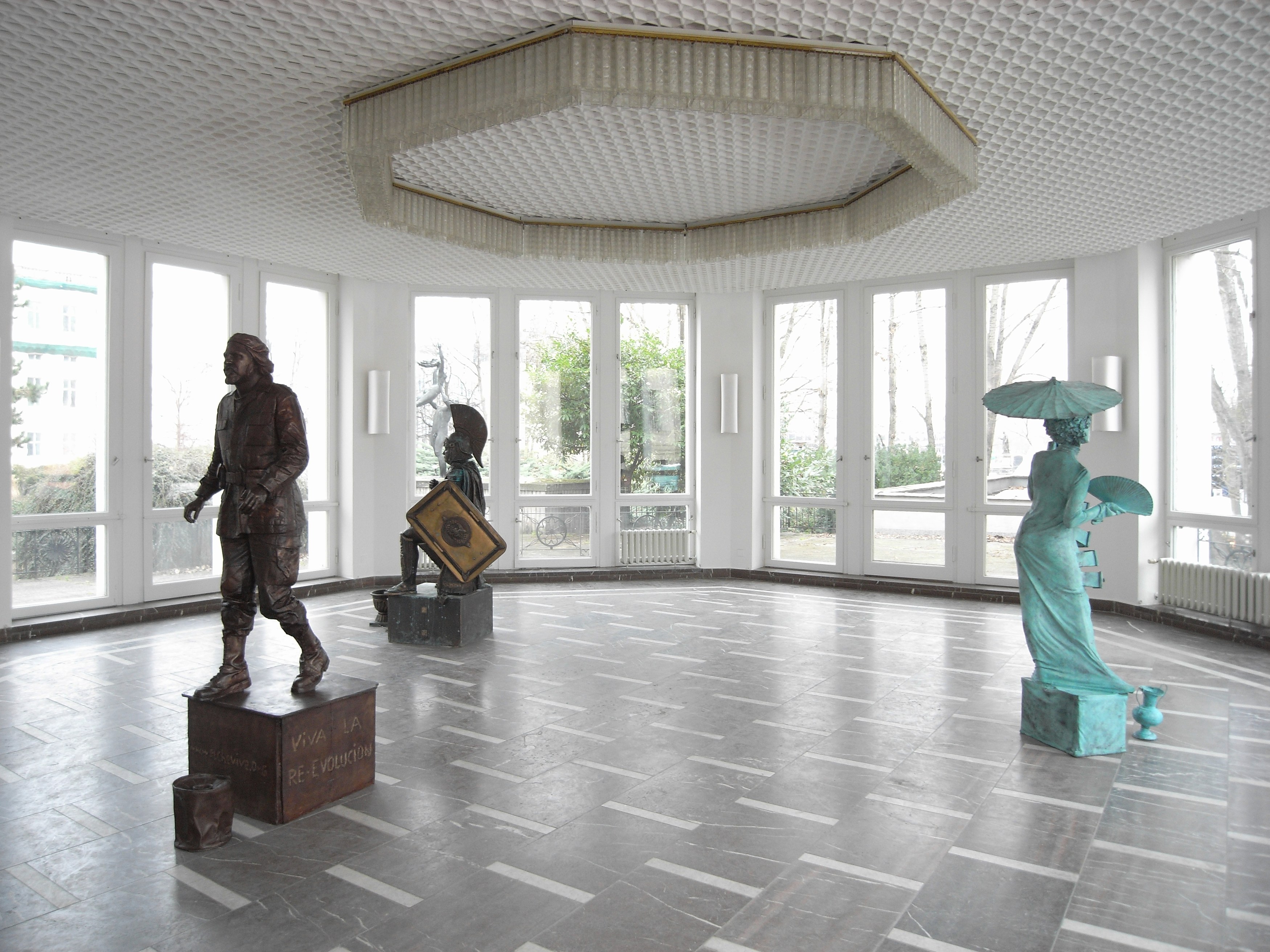 Christian Jankowski, Living Sculptures at Schinkel Pavillon, photo 2