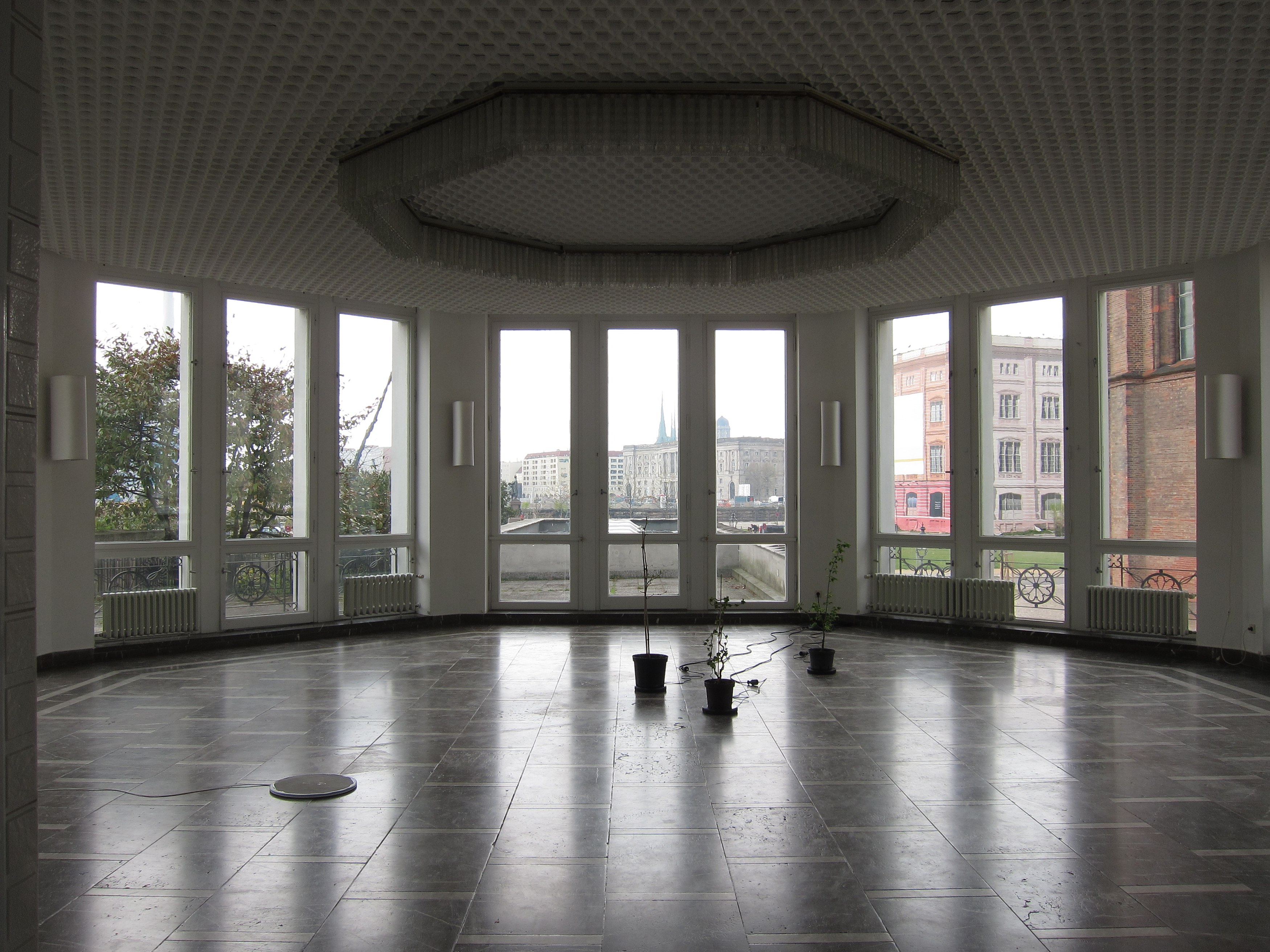 Cerith Wyn Evans, Détourne at Schinkel Pavillon, photo 4