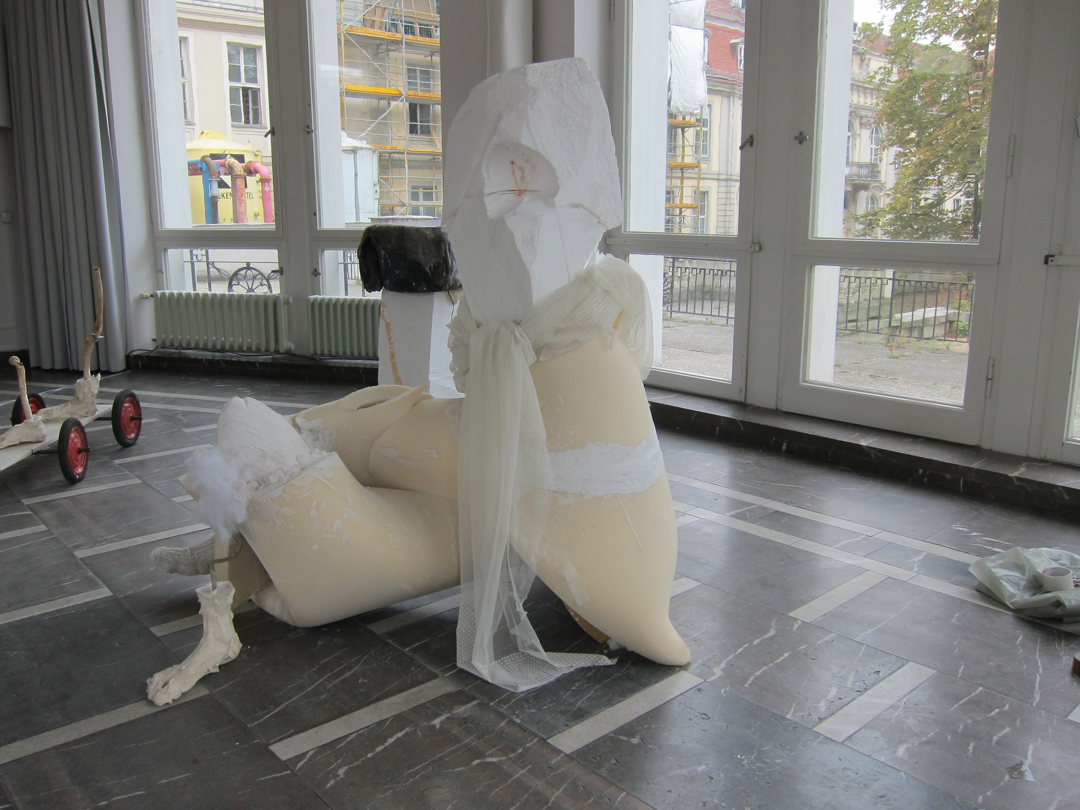 Gelitin, – Stop – Ana Ly Sing – Stop – at Schinkel Pavillon, photo 22