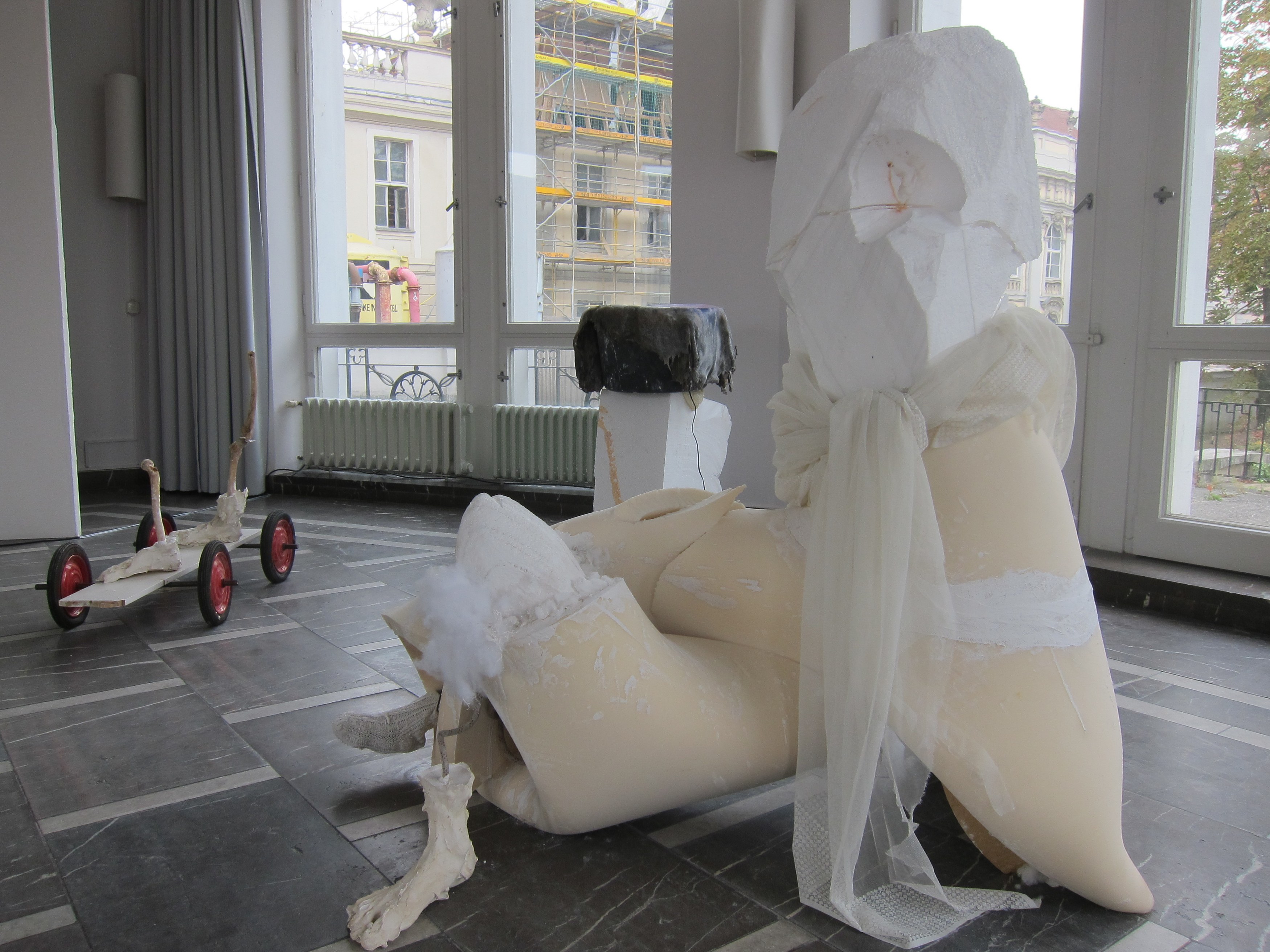 Gelitin, – Stop – Ana Ly Sing – Stop – at Schinkel Pavillon, photo 24