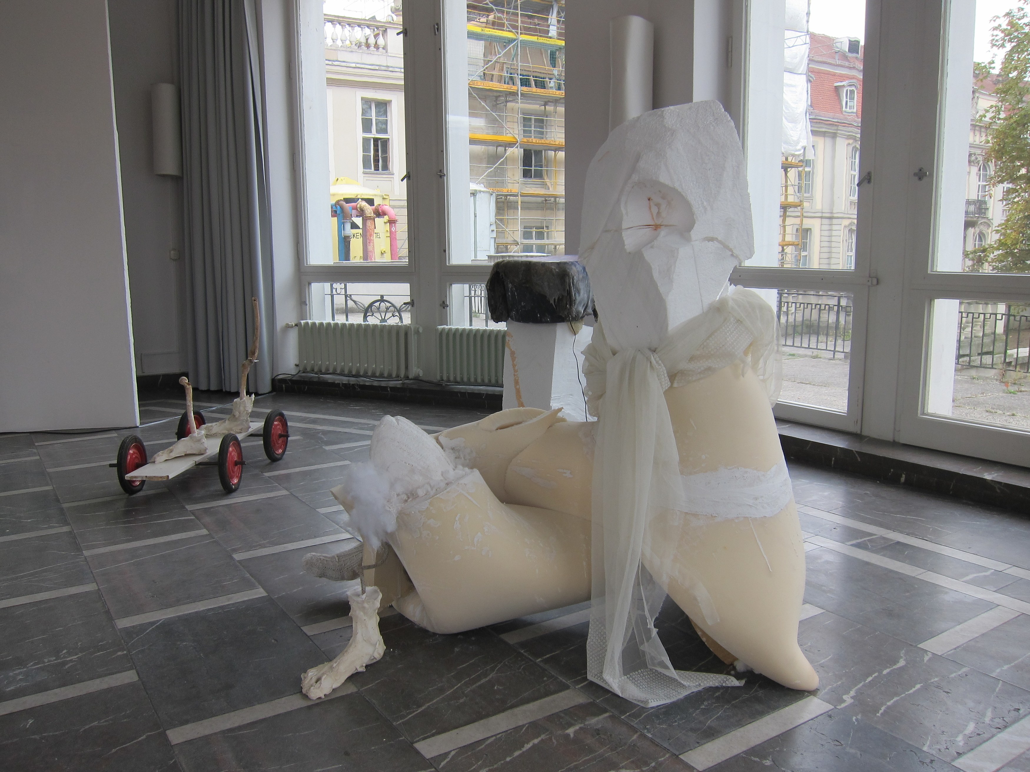 Gelitin, – Stop – Ana Ly Sing – Stop – at Schinkel Pavillon, photo 23