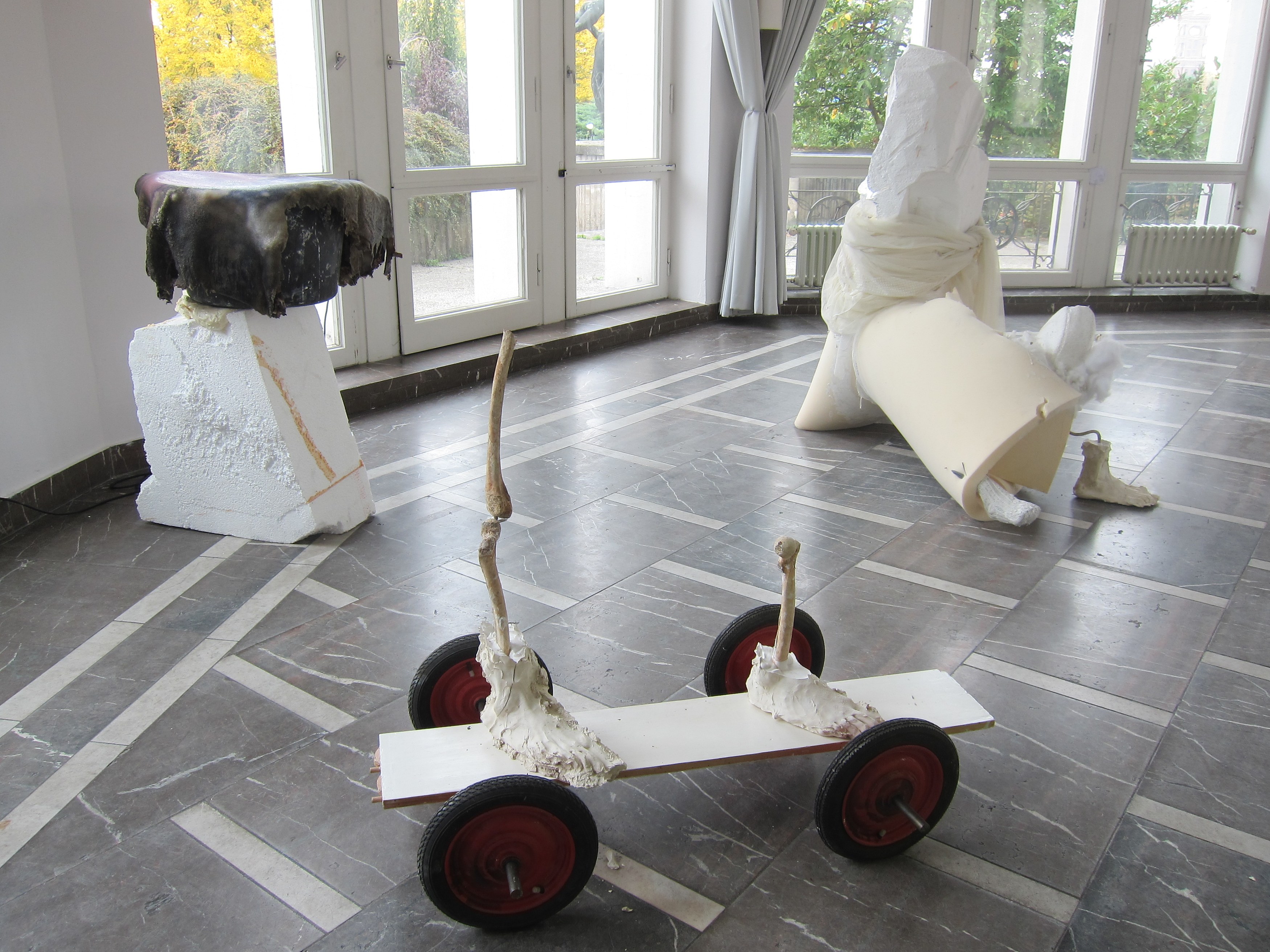 Gelitin, – Stop – Ana Ly Sing – Stop – at Schinkel Pavillon, photo 37