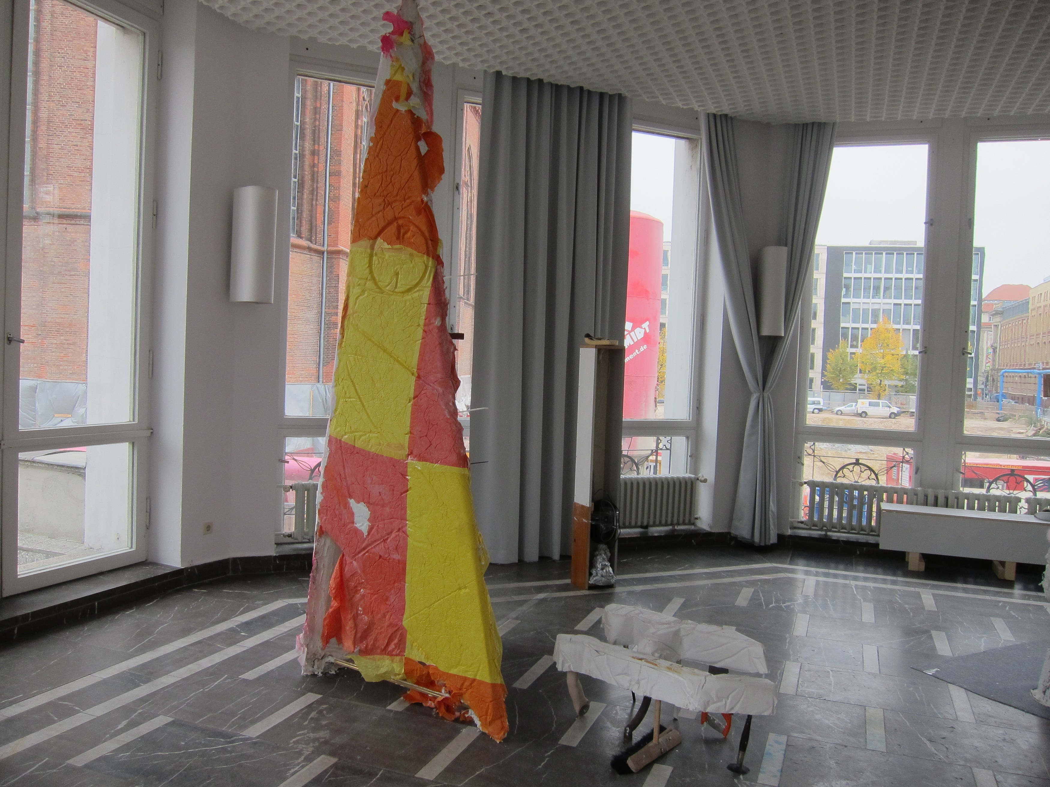 Gelitin, – Stop – Ana Ly Sing – Stop – at Schinkel Pavillon, photo 3