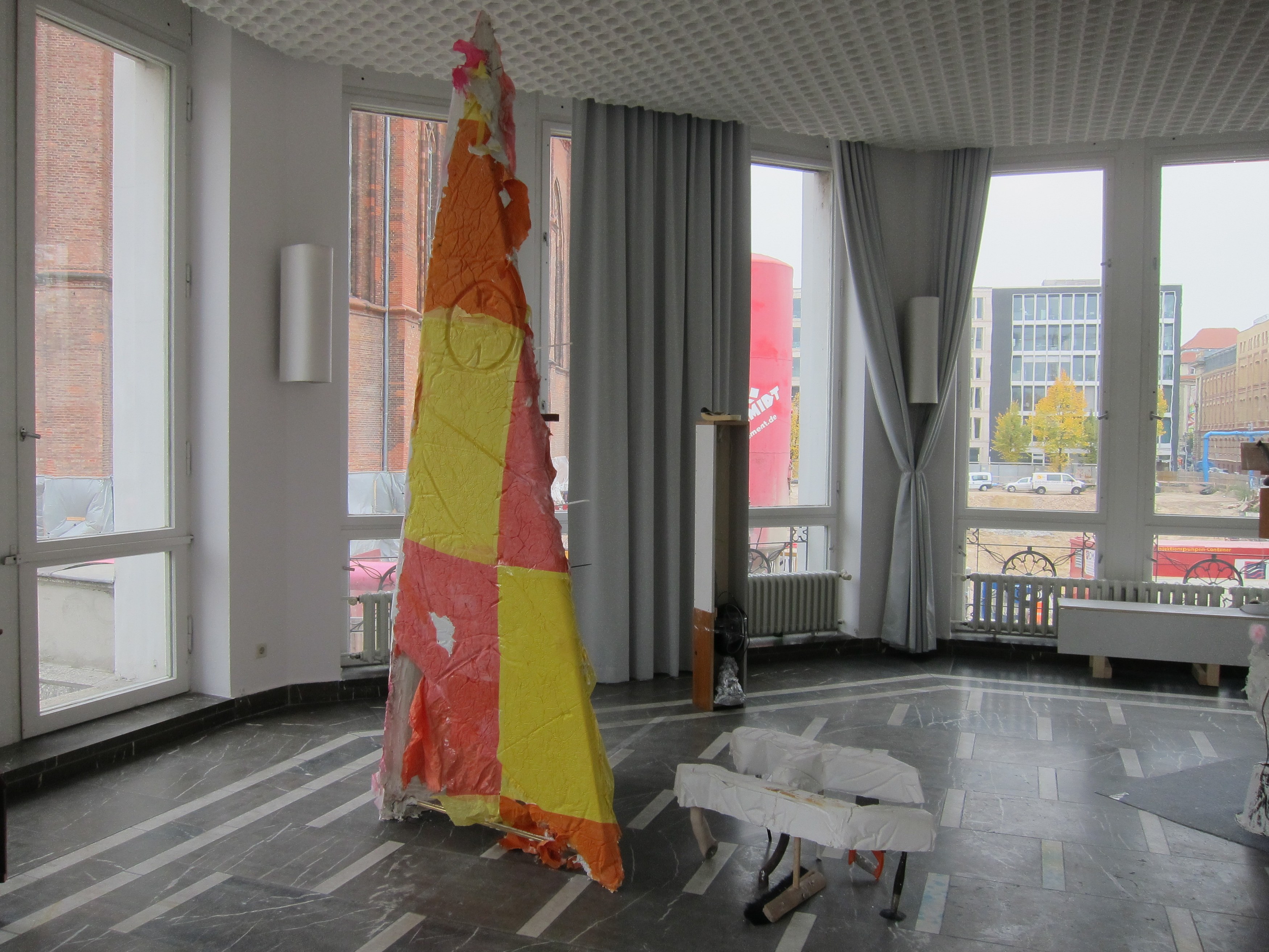 Gelitin, – Stop – Ana Ly Sing – Stop – at Schinkel Pavillon, photo 2