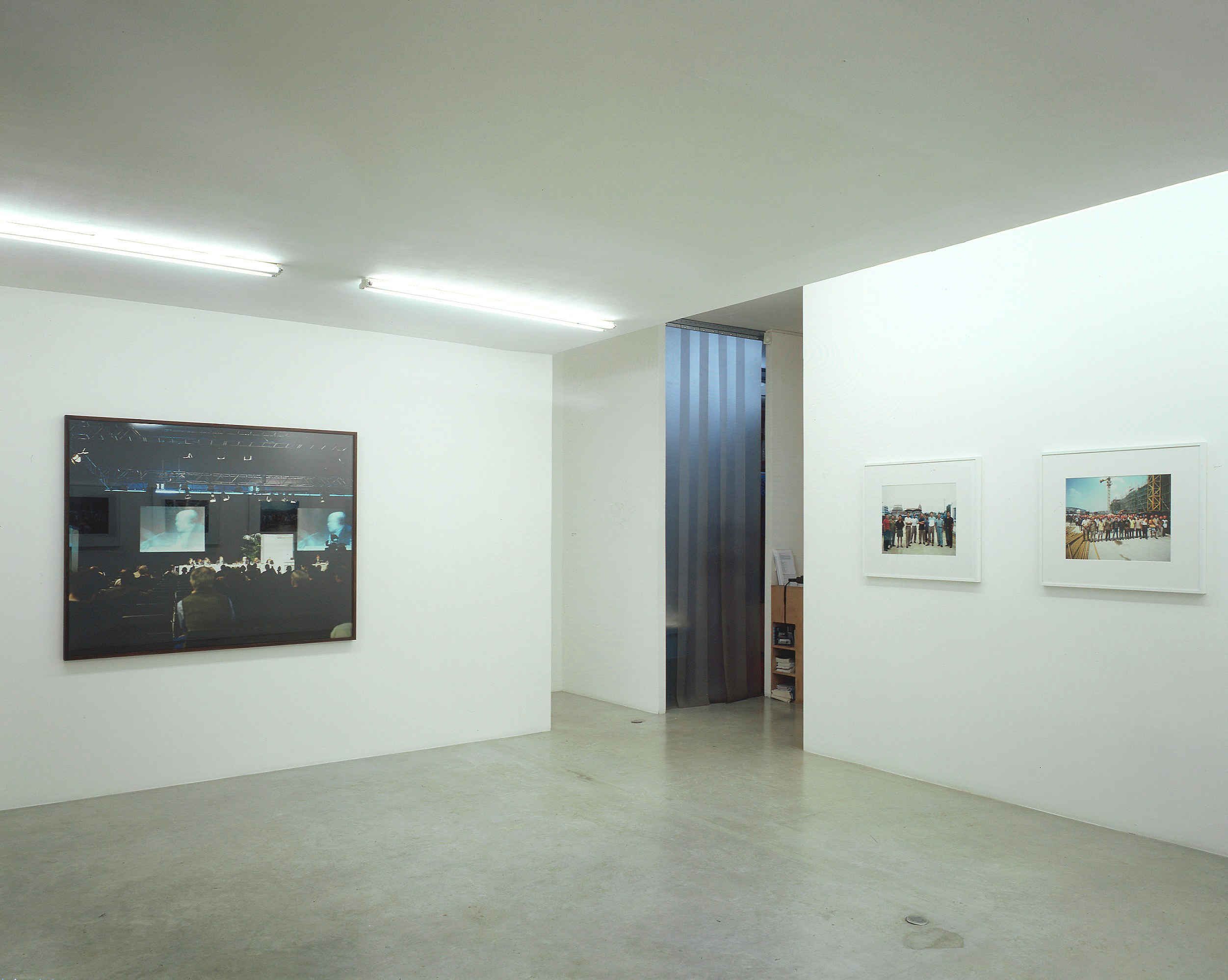 Bruno Serralongue, Groupes de travail at Air de Paris, photo 2
