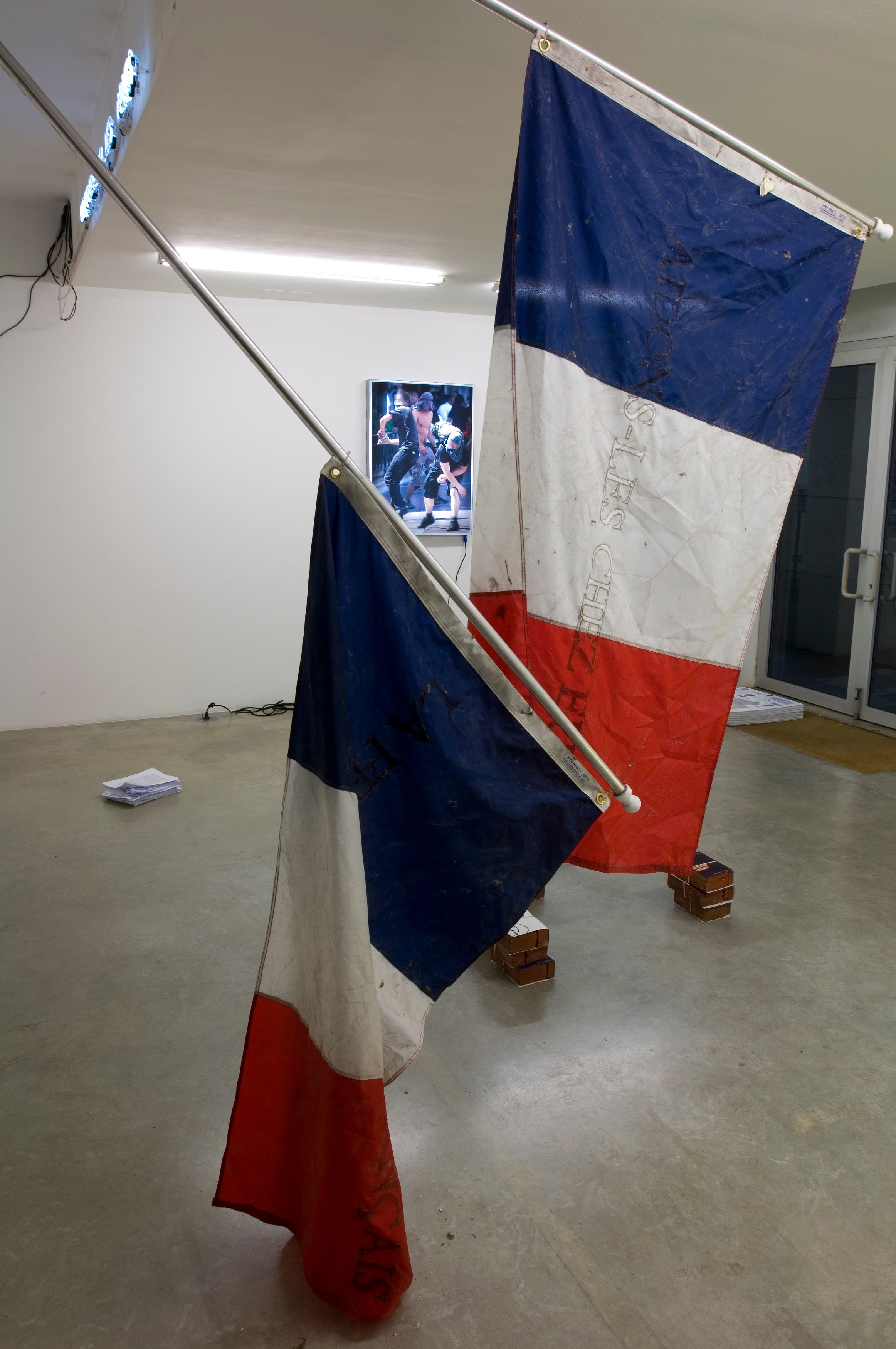 Claire Fontaine, Téléphone Arabe at Air de Paris, photo 3