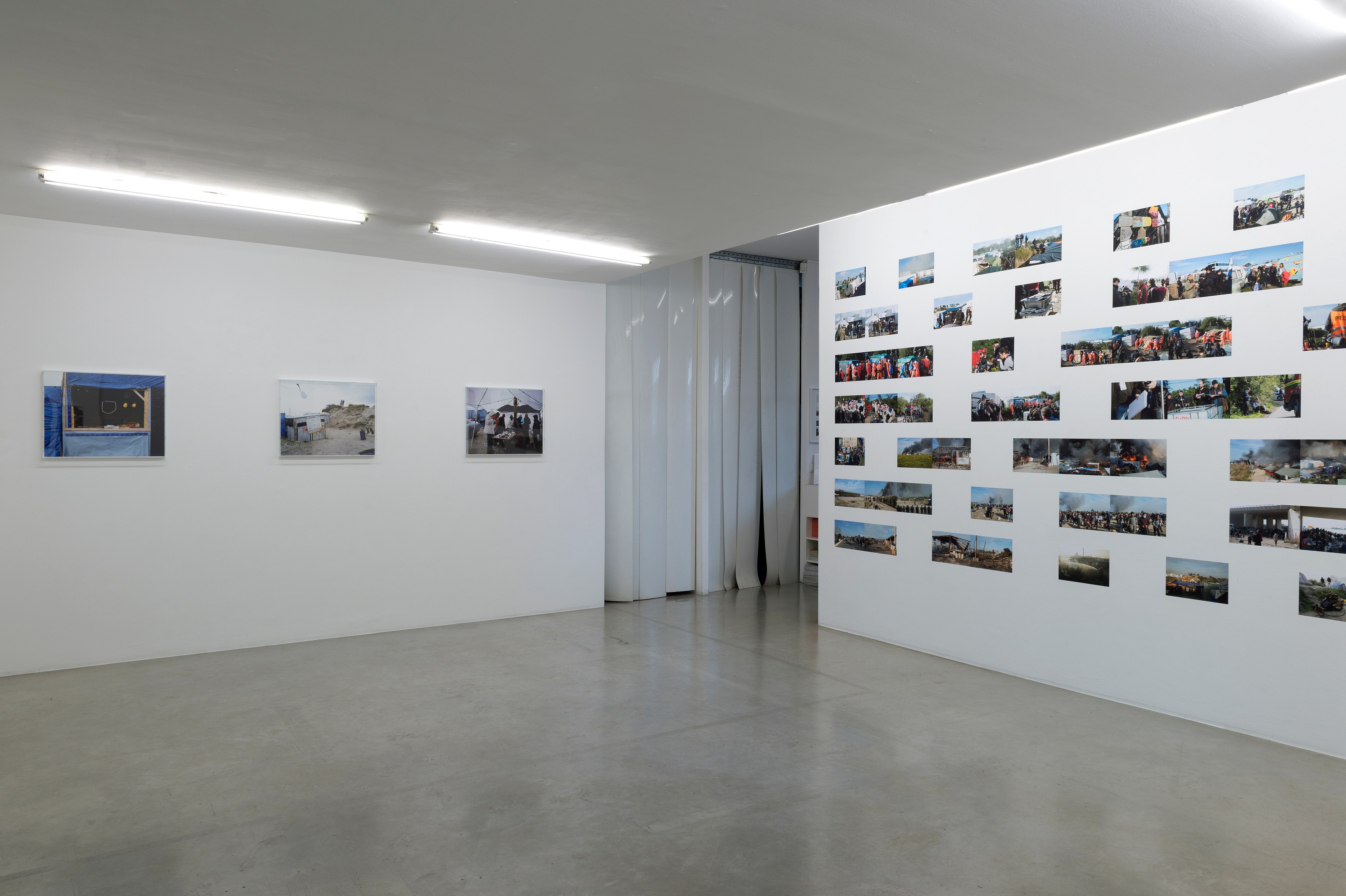 Bruno Serralongue, Chemins cherchés, chemins perdus, transgressions at Air de Paris, photo 6