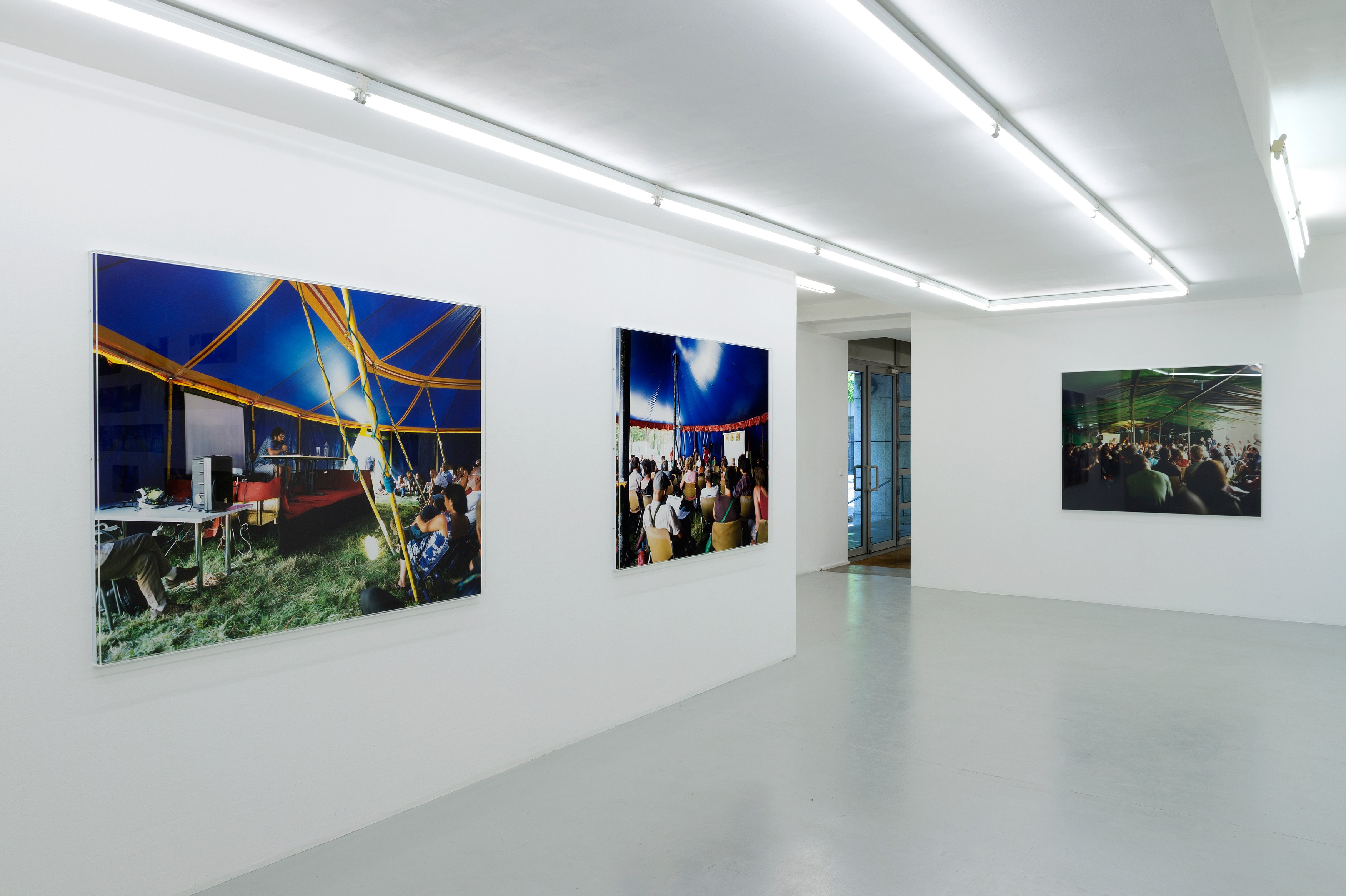 Bruno Serralongue, Chemins cherchés, chemins perdus, transgressions at Air de Paris, photo 2