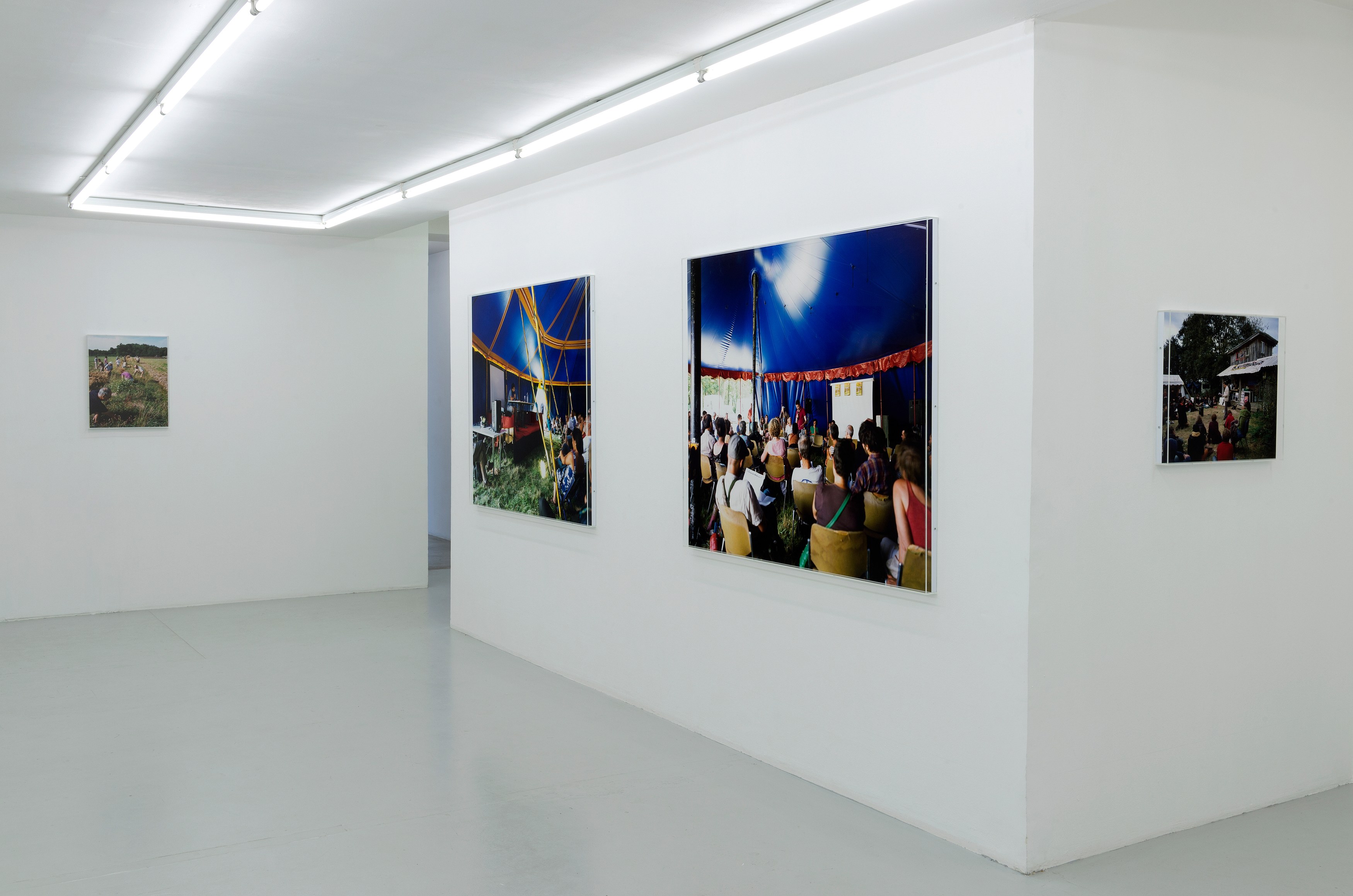 Bruno Serralongue, Chemins cherchés, chemins perdus, transgressions at Air de Paris, photo 3