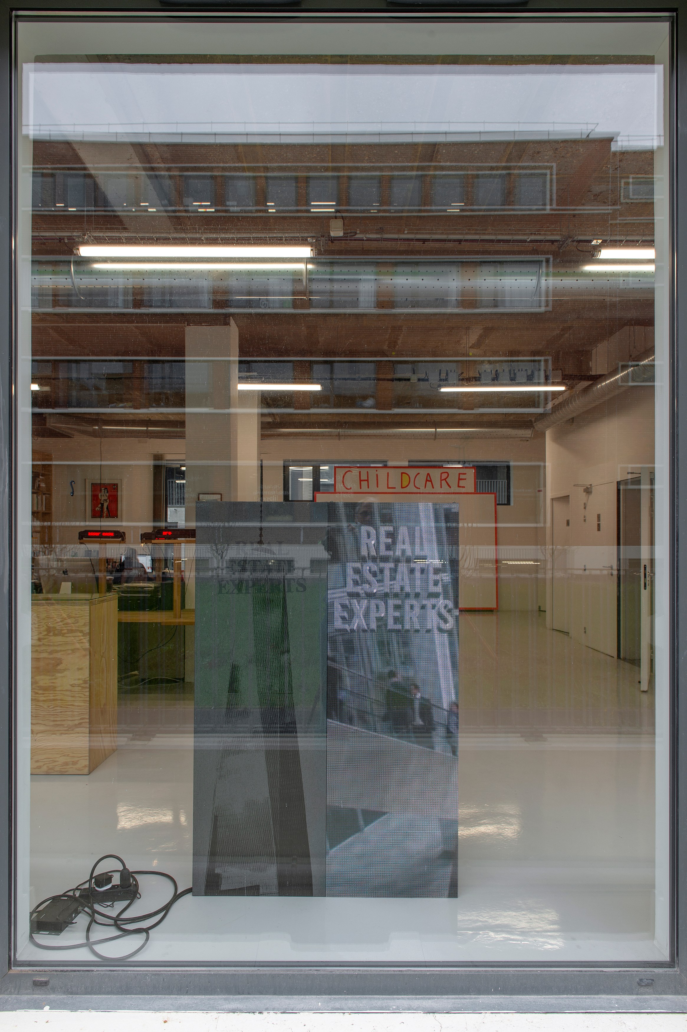 Hanne Lippard, Lily van der Stokker, Philipp Timischl, Entrée des artistes at Air de Paris, photo 8