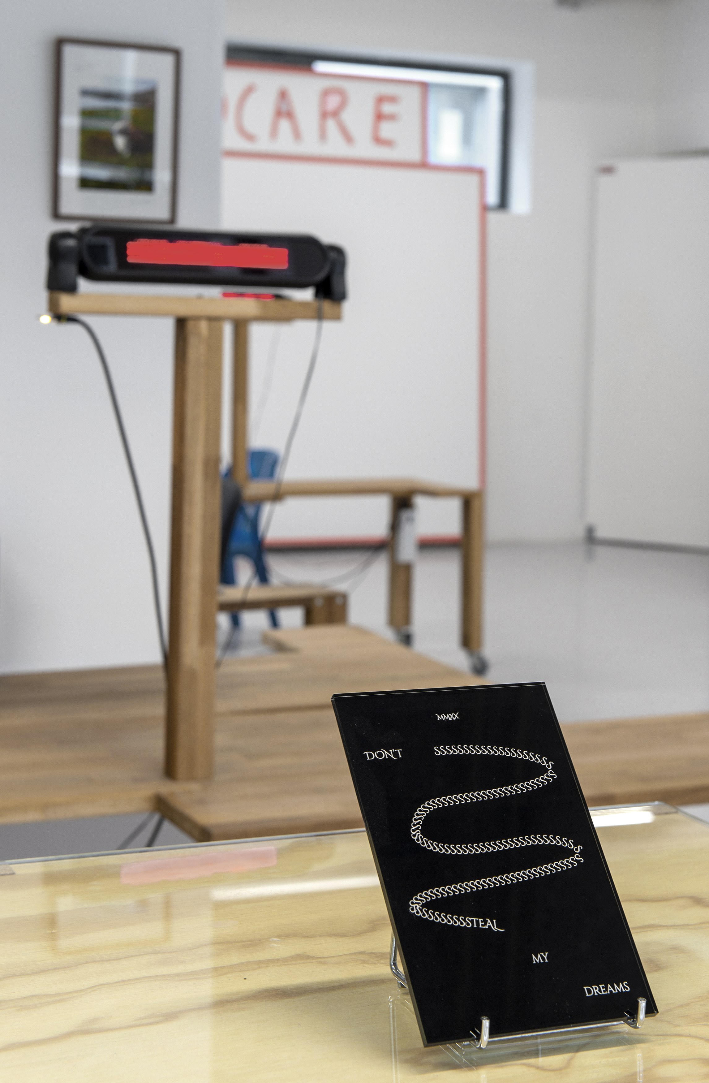 Hanne Lippard, Lily van der Stokker, Philipp Timischl, Entrée des artistes at Air de Paris, photo 6