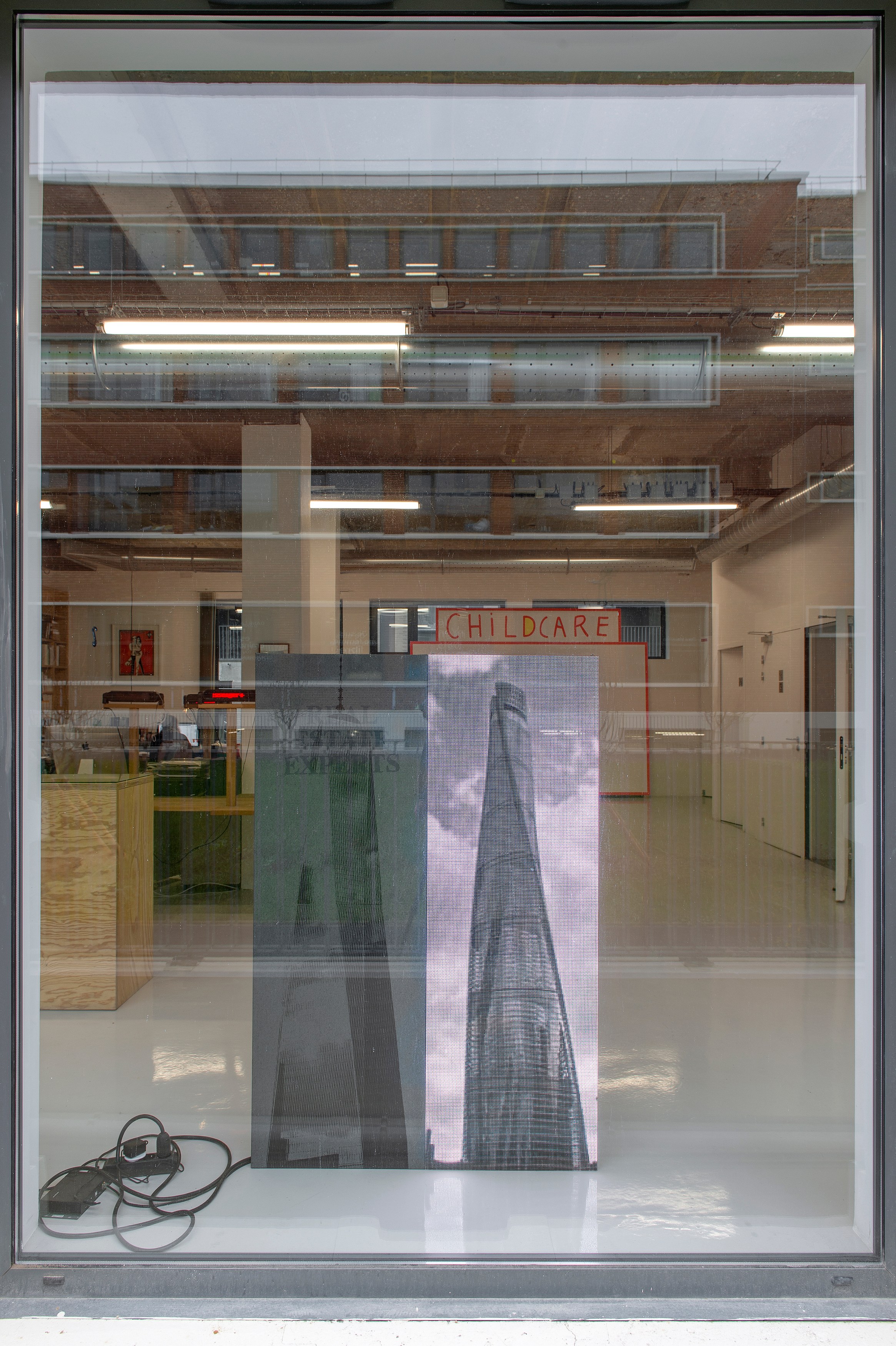 Hanne Lippard, Lily van der Stokker, Philipp Timischl, Entrée des artistes at Air de Paris, photo 9