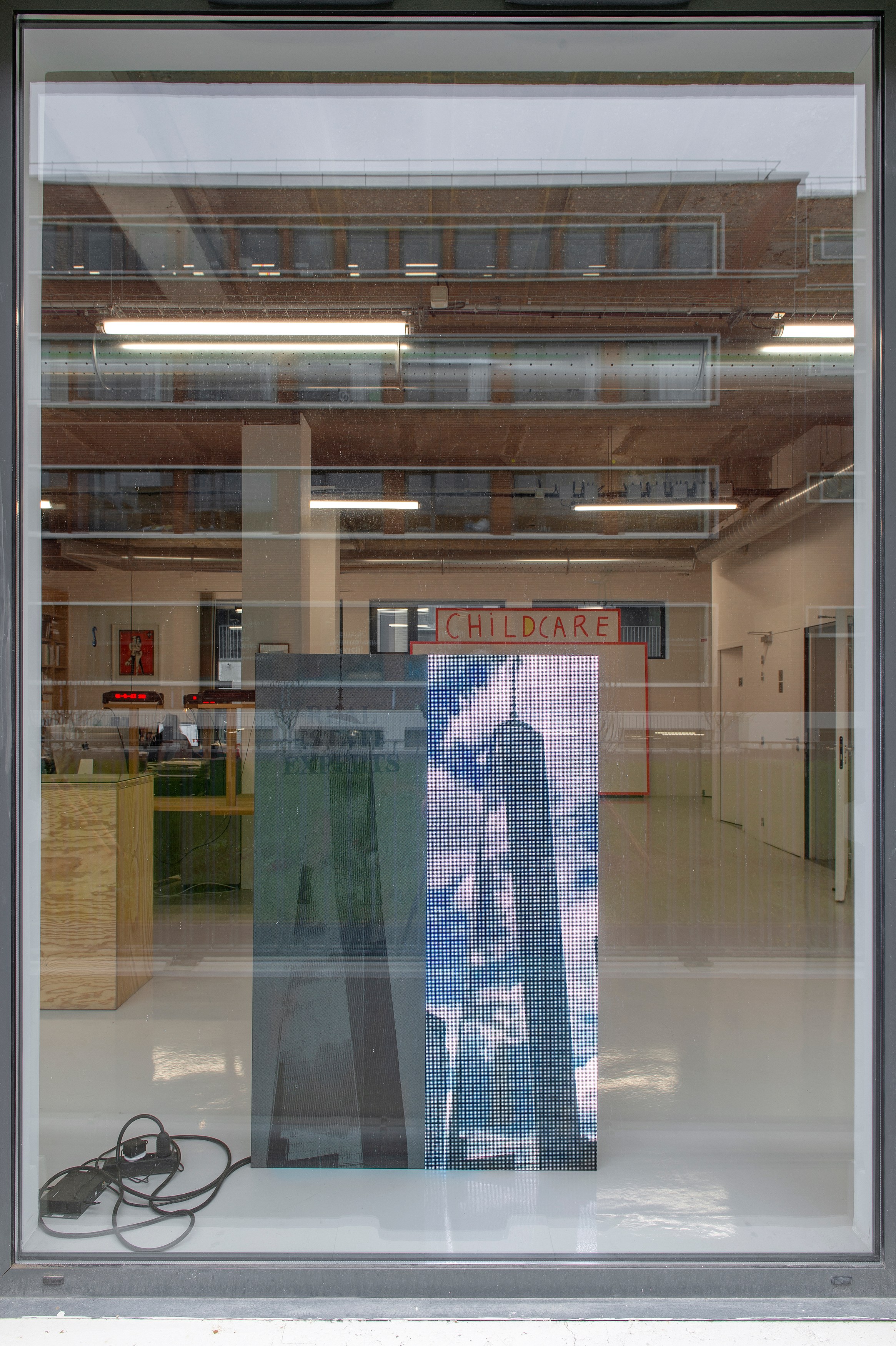 Hanne Lippard, Lily van der Stokker, Philipp Timischl, Entrée des artistes at Air de Paris, photo 10