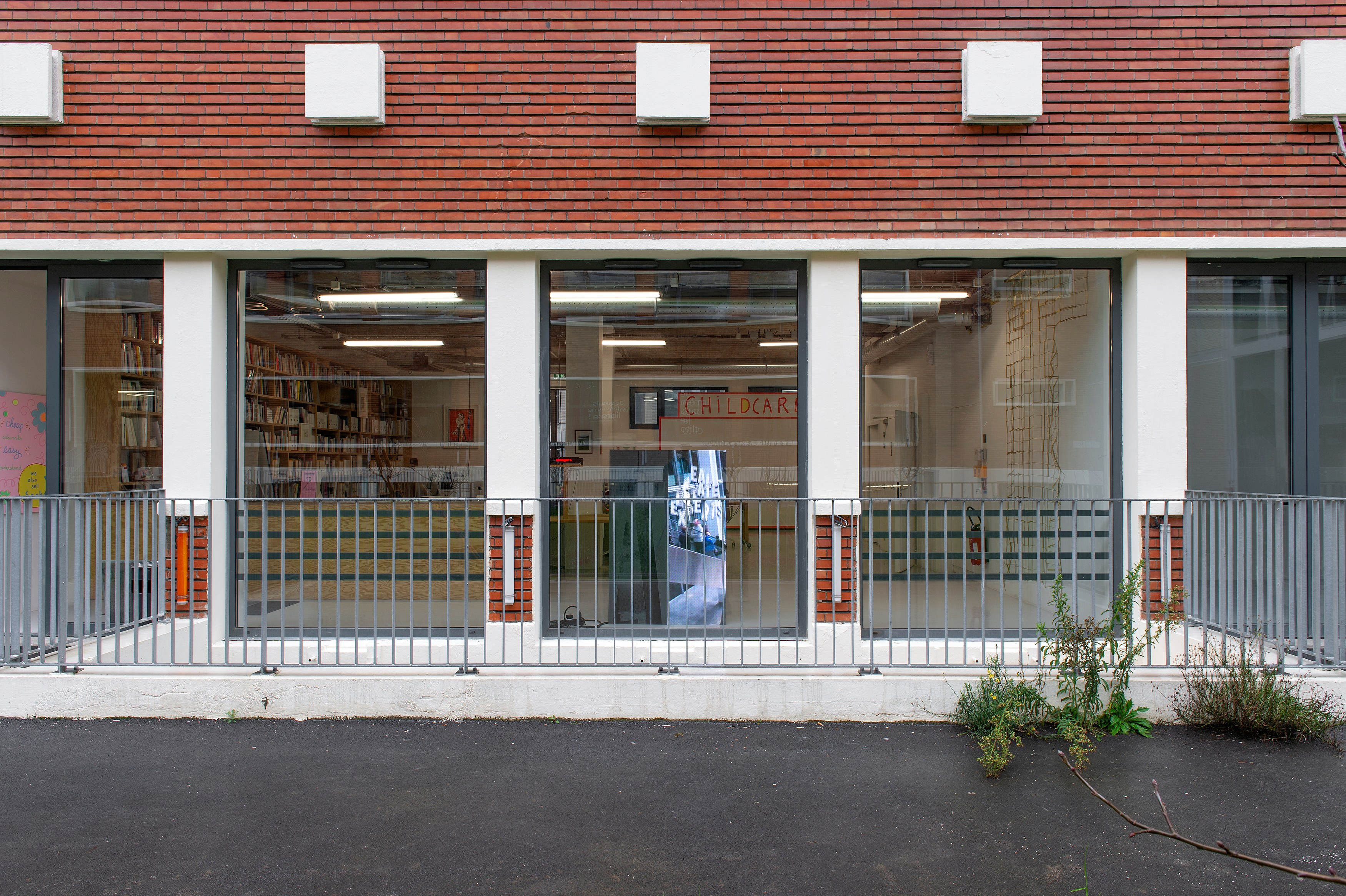 Hanne Lippard, Lily van der Stokker, Philipp Timischl, Entrée des artistes at Air de Paris, photo 2