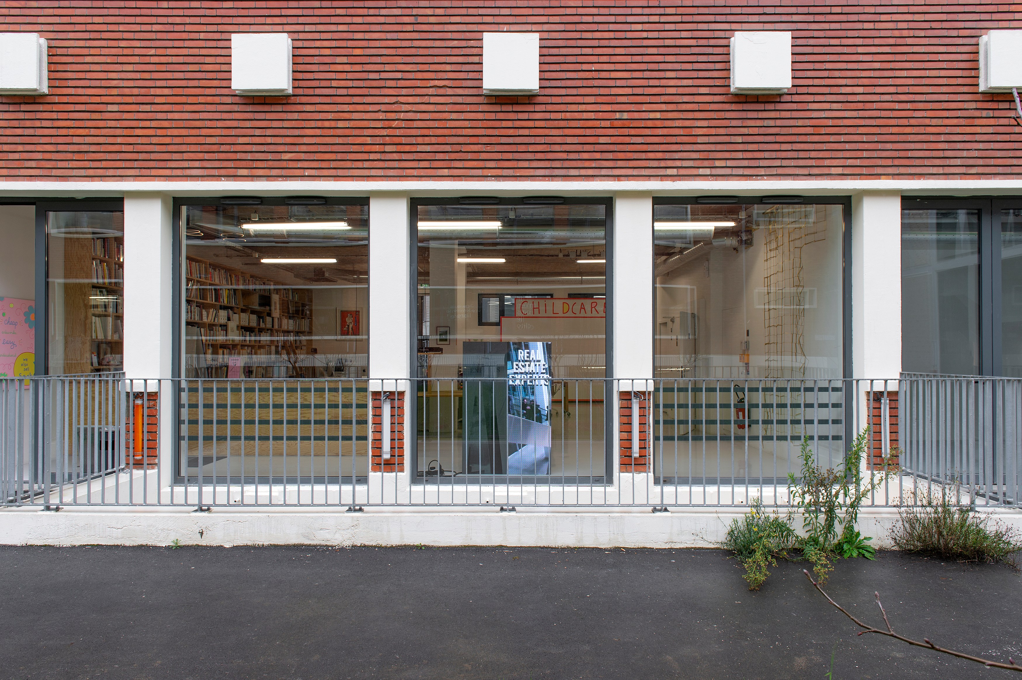 Hanne Lippard, Lily van der Stokker, Philipp Timischl, Entrée des artistes at Air de Paris, photo 3