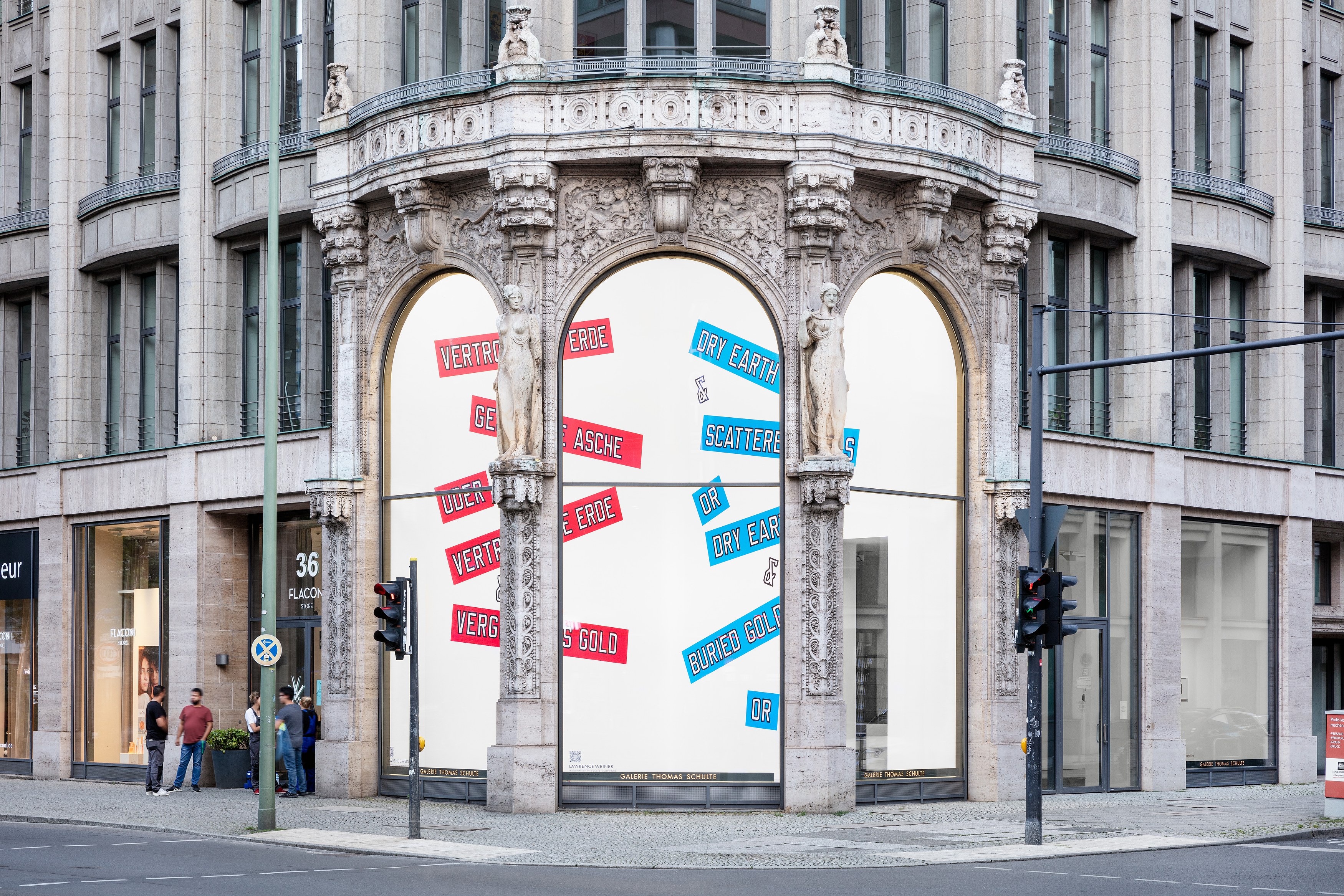 Lawrence Weiner, DRY EARTH & SCATTERED ASHES OR DRY EARTH & BURIED GOLD OR at Galerie Thomas Schulte, photo 2