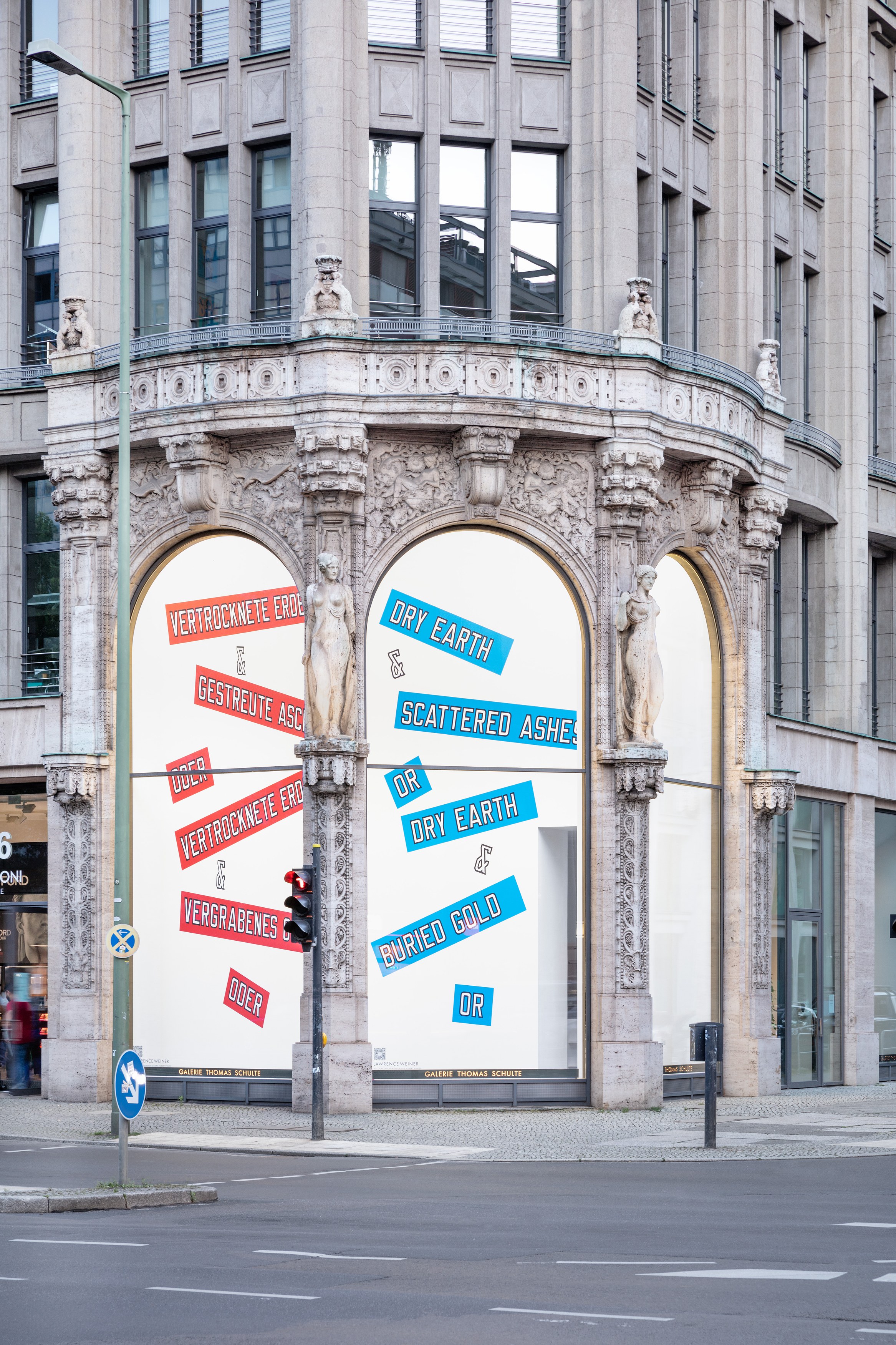 Lawrence Weiner, DRY EARTH & SCATTERED ASHES OR DRY EARTH & BURIED GOLD OR at Galerie Thomas Schulte, photo 3