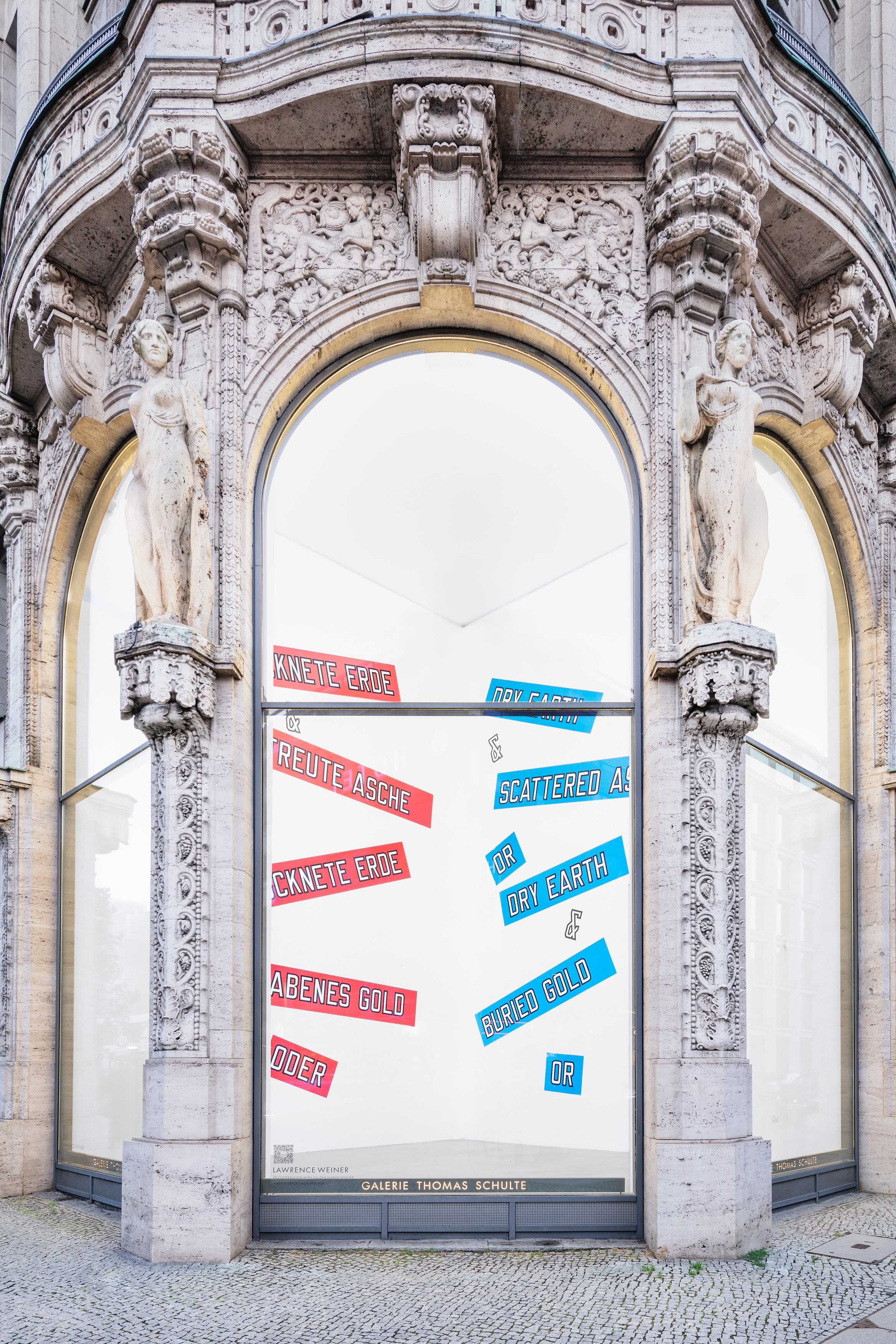 Lawrence Weiner, DRY EARTH & SCATTERED ASHES OR DRY EARTH & BURIED GOLD OR at Galerie Thomas Schulte, photo 4