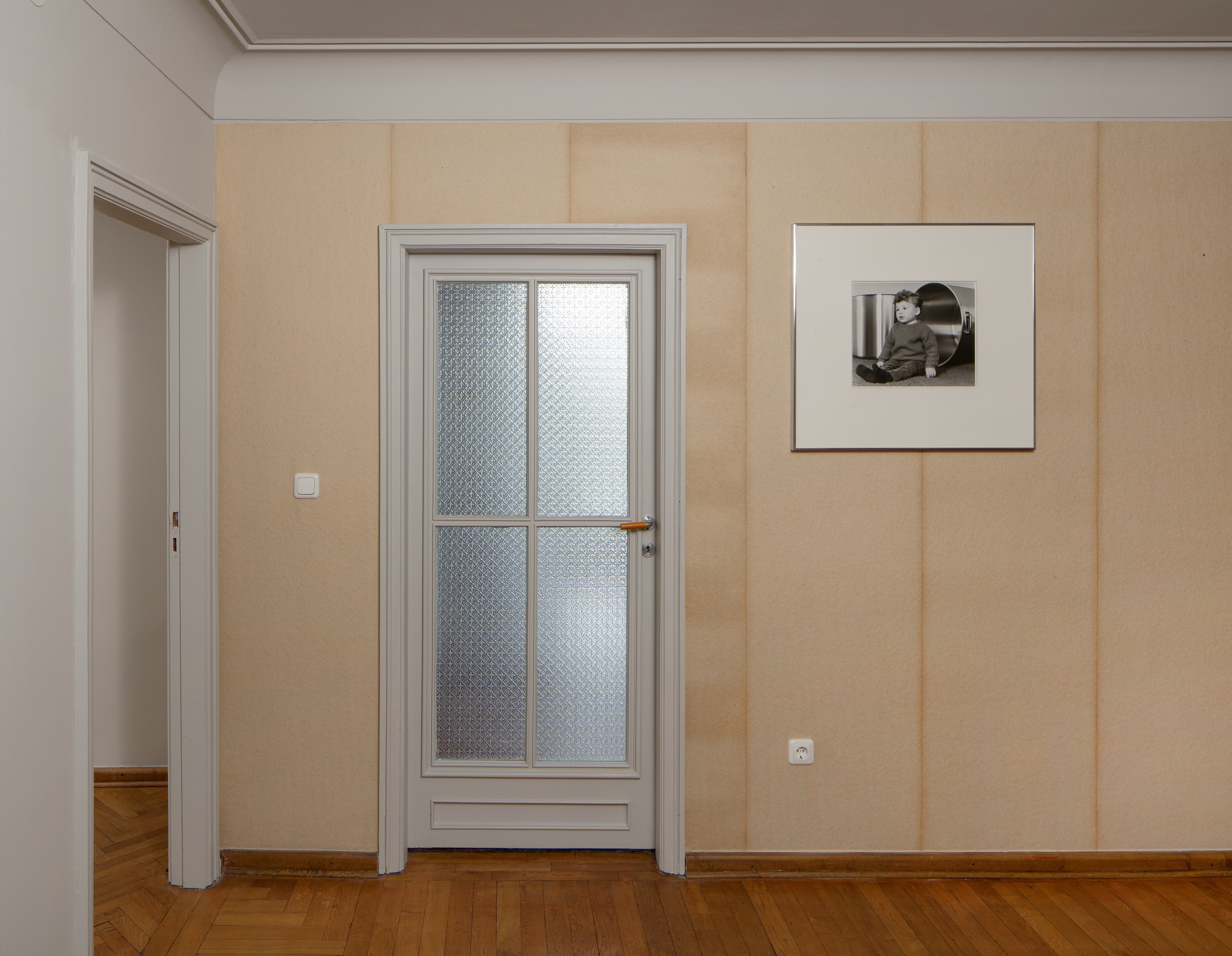Christopher Williams, Werbung: Adapted for Use and Provisional Prop, A 48-Hour Display of Quality Framing Materials at Sammlung Haubrok and Paris Bar, Berlin, photo 2