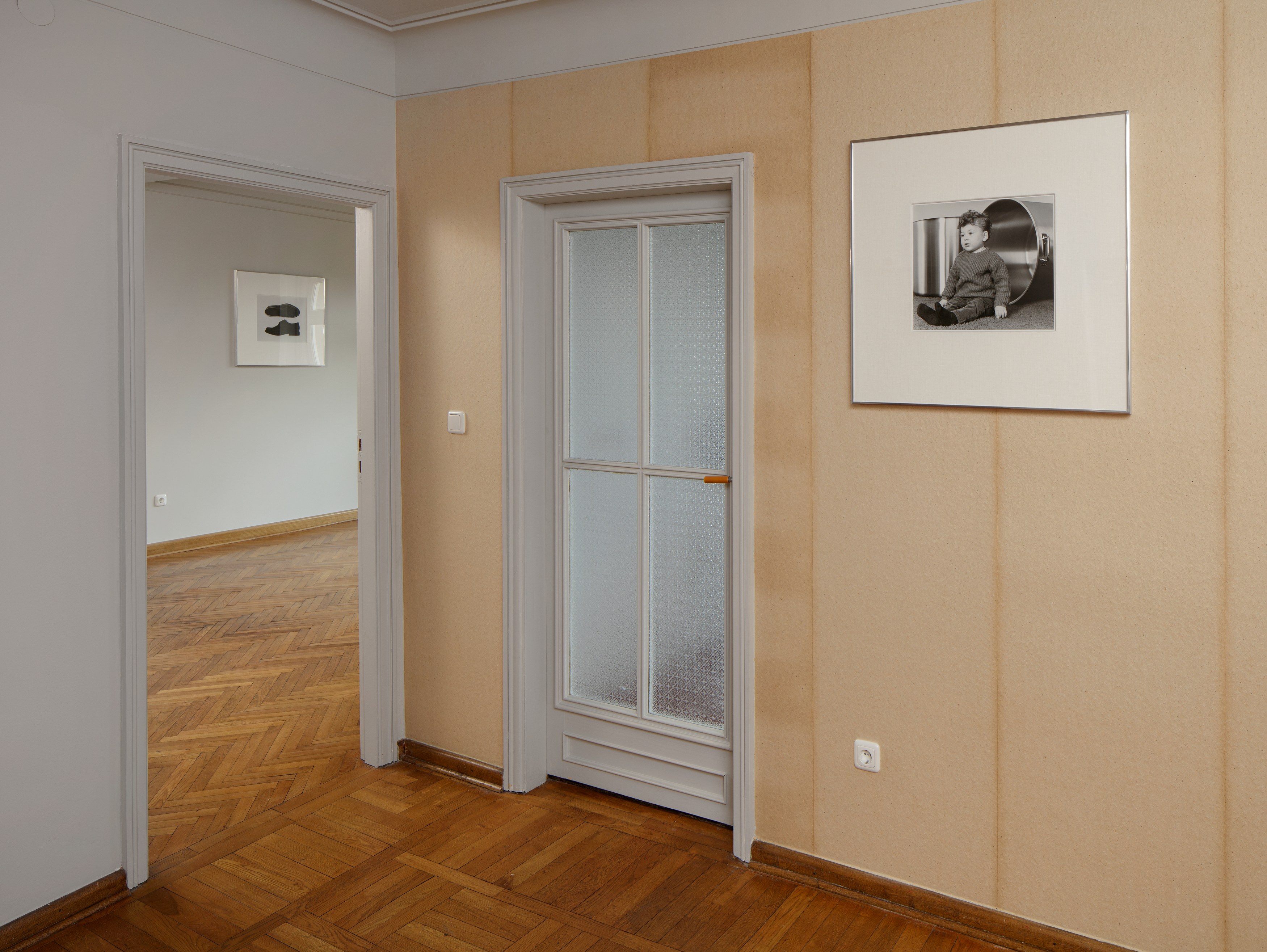 Christopher Williams, Werbung: Adapted for Use and Provisional Prop, A 48-Hour Display of Quality Framing Materials at Sammlung Haubrok and Paris Bar, Berlin, photo 3