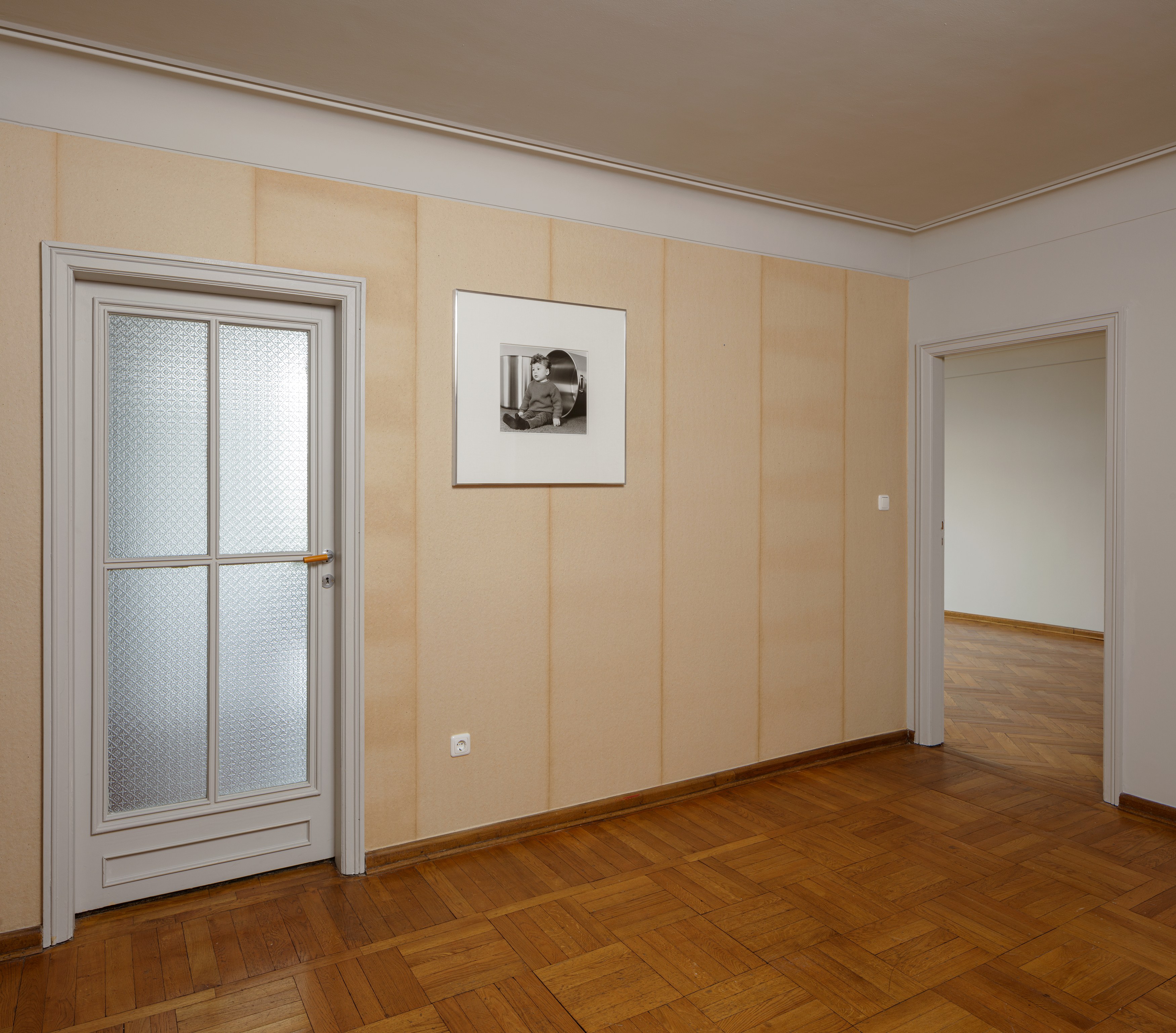 Christopher Williams, Werbung: Adapted for Use and Provisional Prop, A 48-Hour Display of Quality Framing Materials at Sammlung Haubrok and Paris Bar, Berlin, photo 9