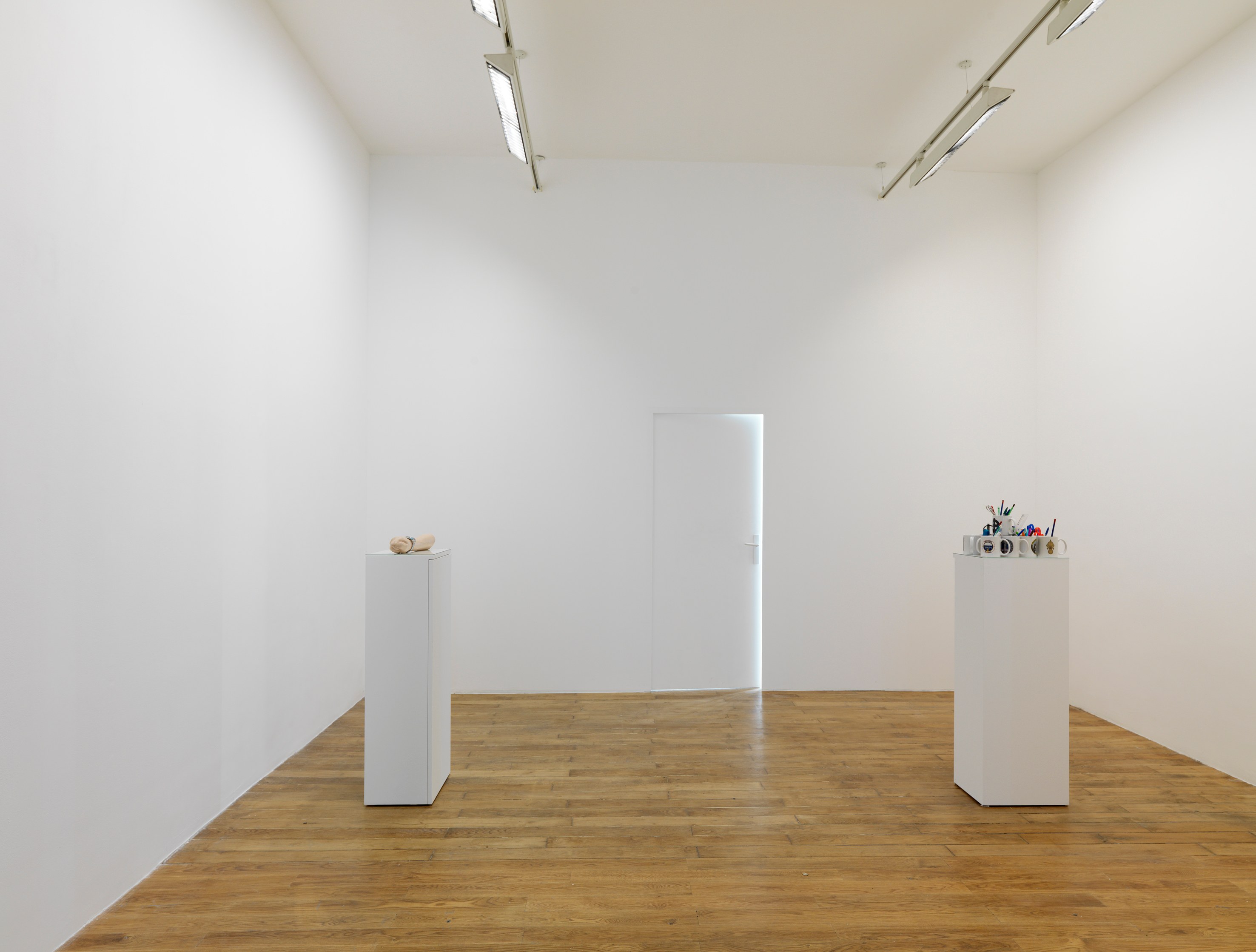 Claire Fontaine, Feux de détresse at Galerie Chantal Crousel, photo 2