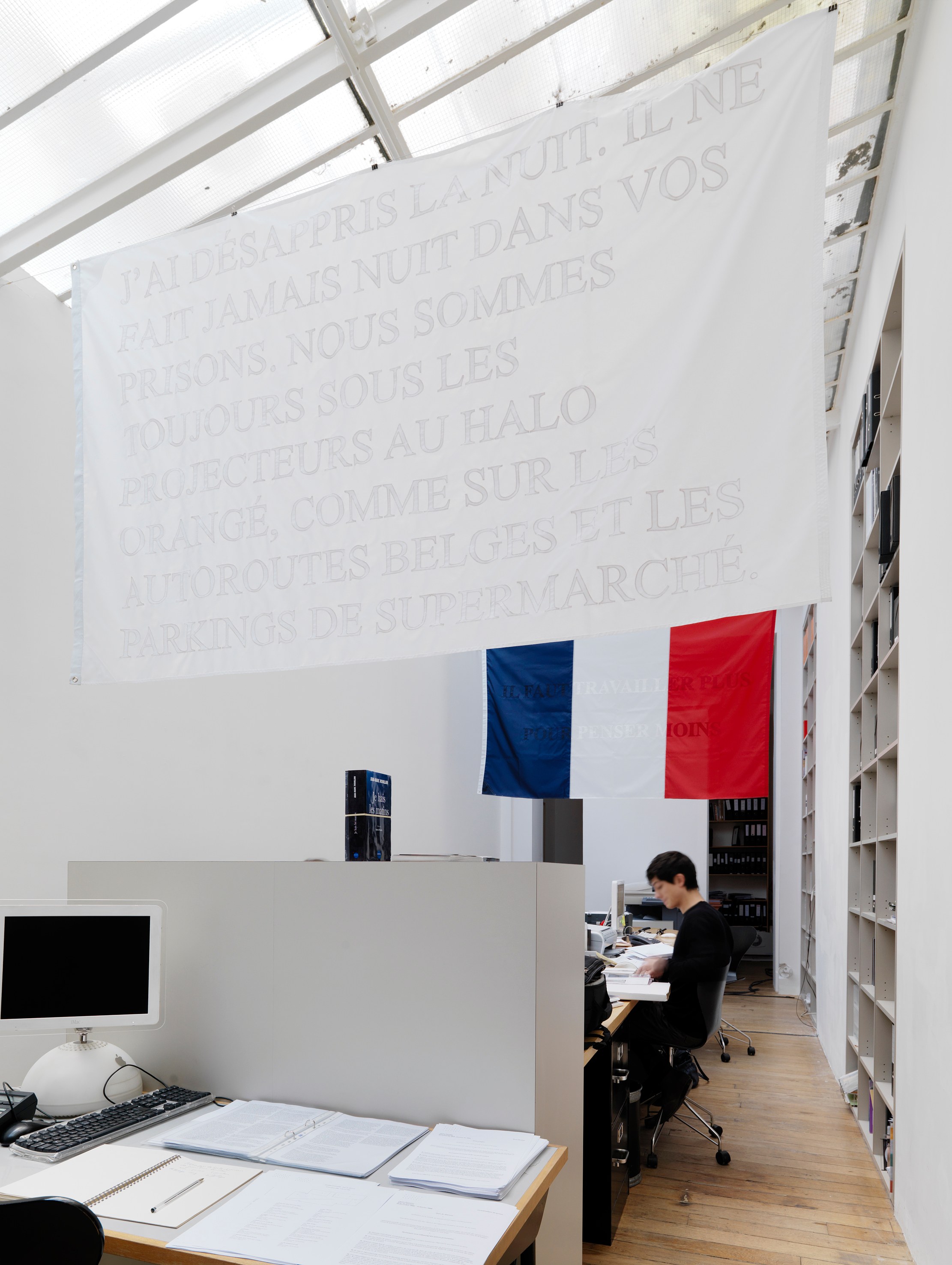 Claire Fontaine, Feux de détresse at Galerie Chantal Crousel, photo 18