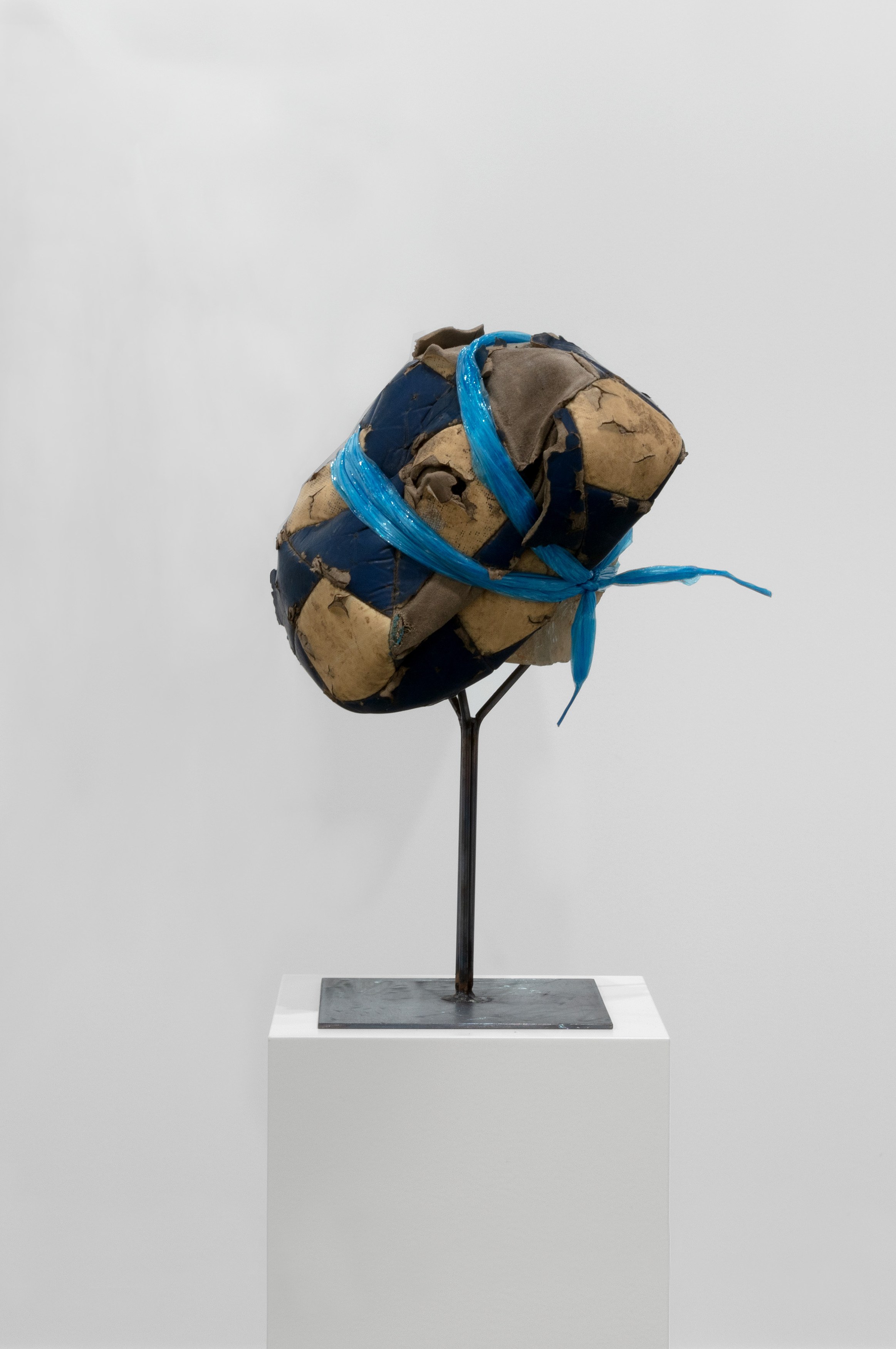 Standing, Standing at Carlier Gebauer, photo 38