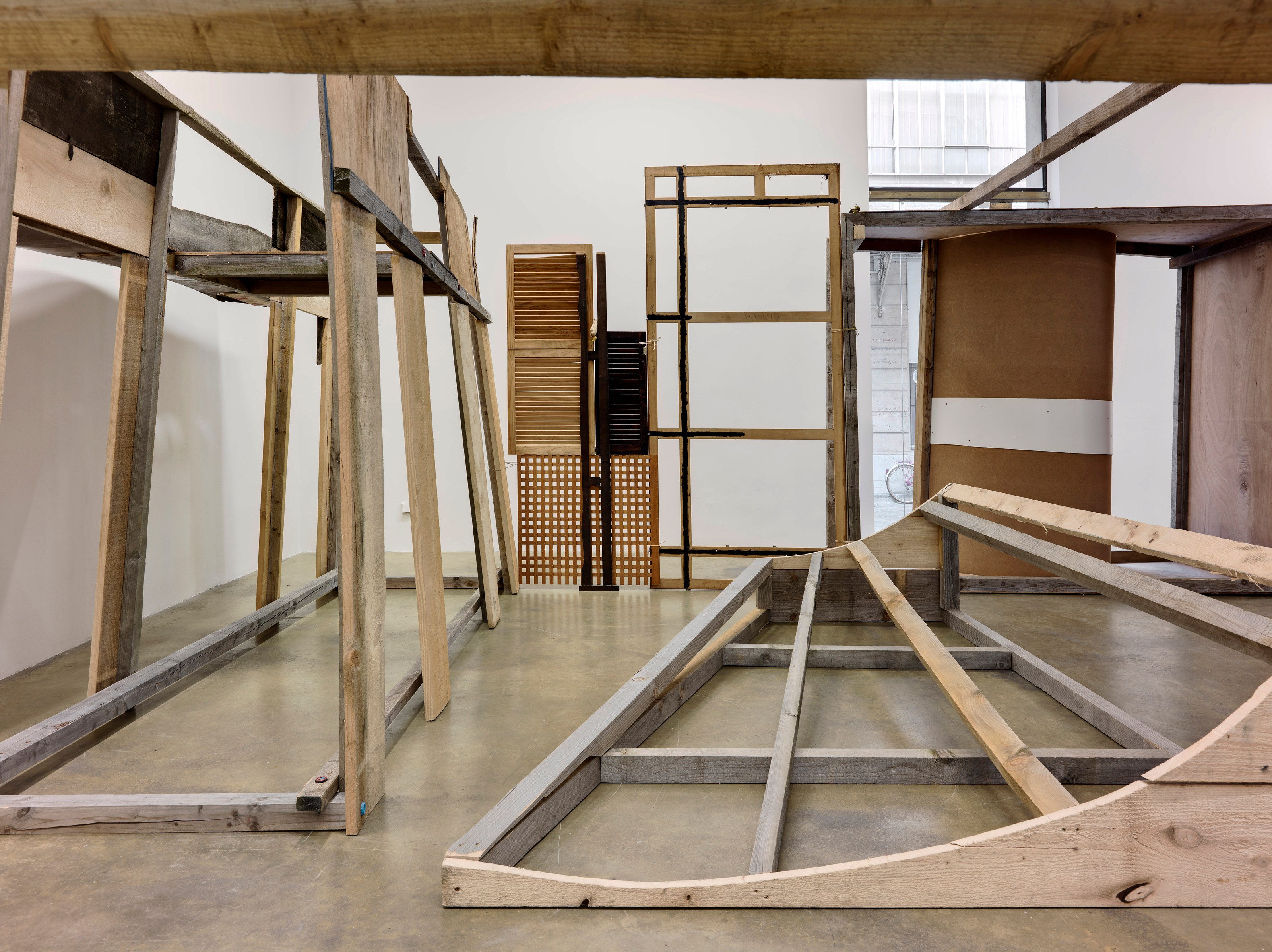 Abraham Cruzvillegas, Untitled at Galerie Chantal Crousel, photo 4