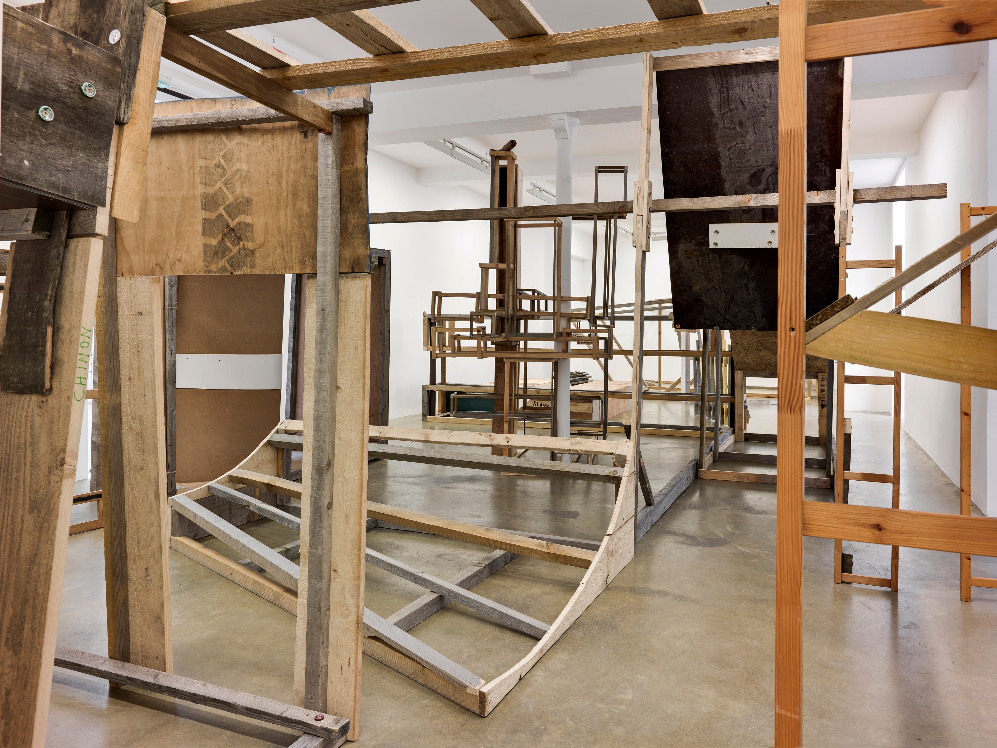 Abraham Cruzvillegas, Untitled at Galerie Chantal Crousel, photo 5