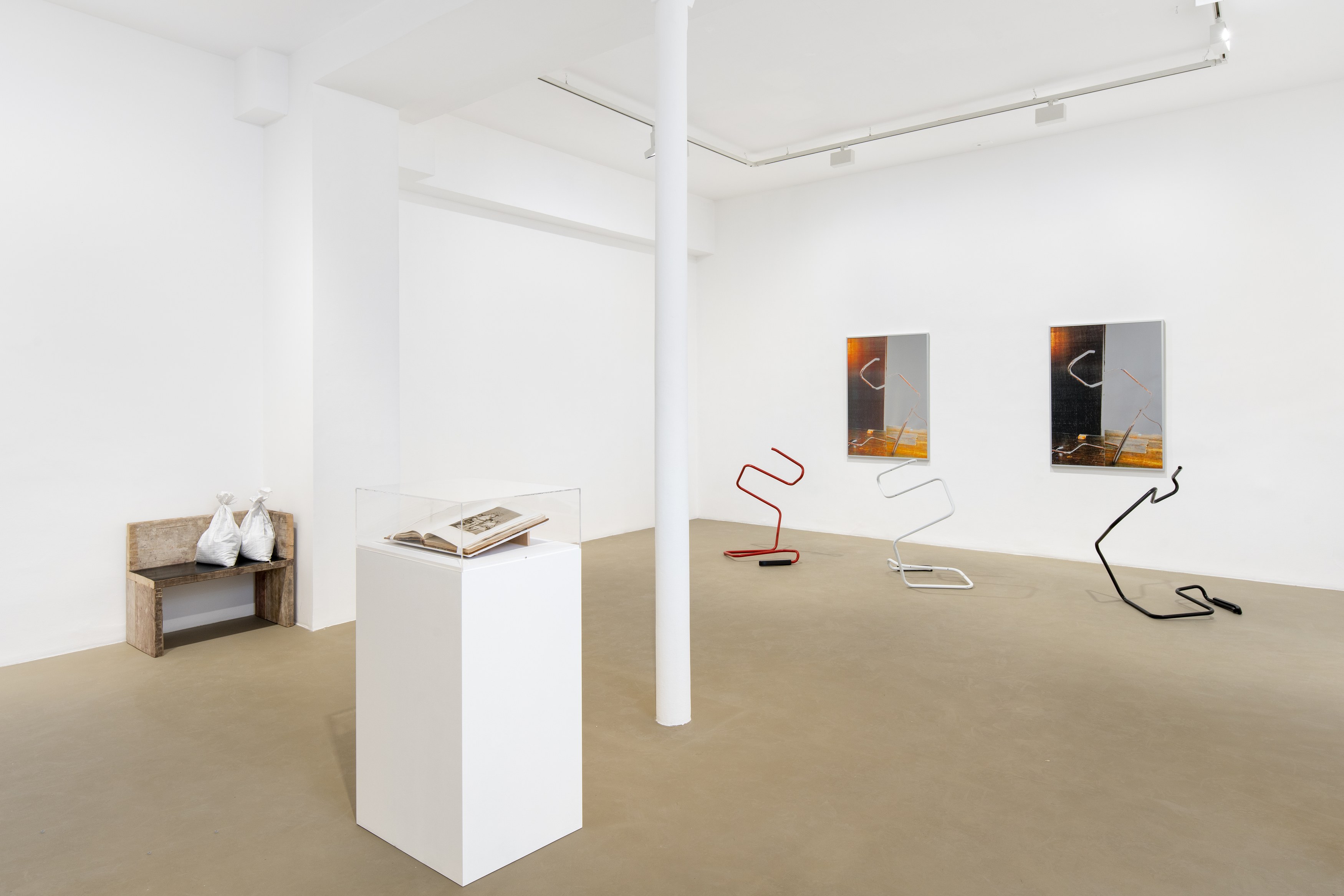 Je suis la chaise, Je suis la chaise at Galerie Chantal Crousel, photo 2