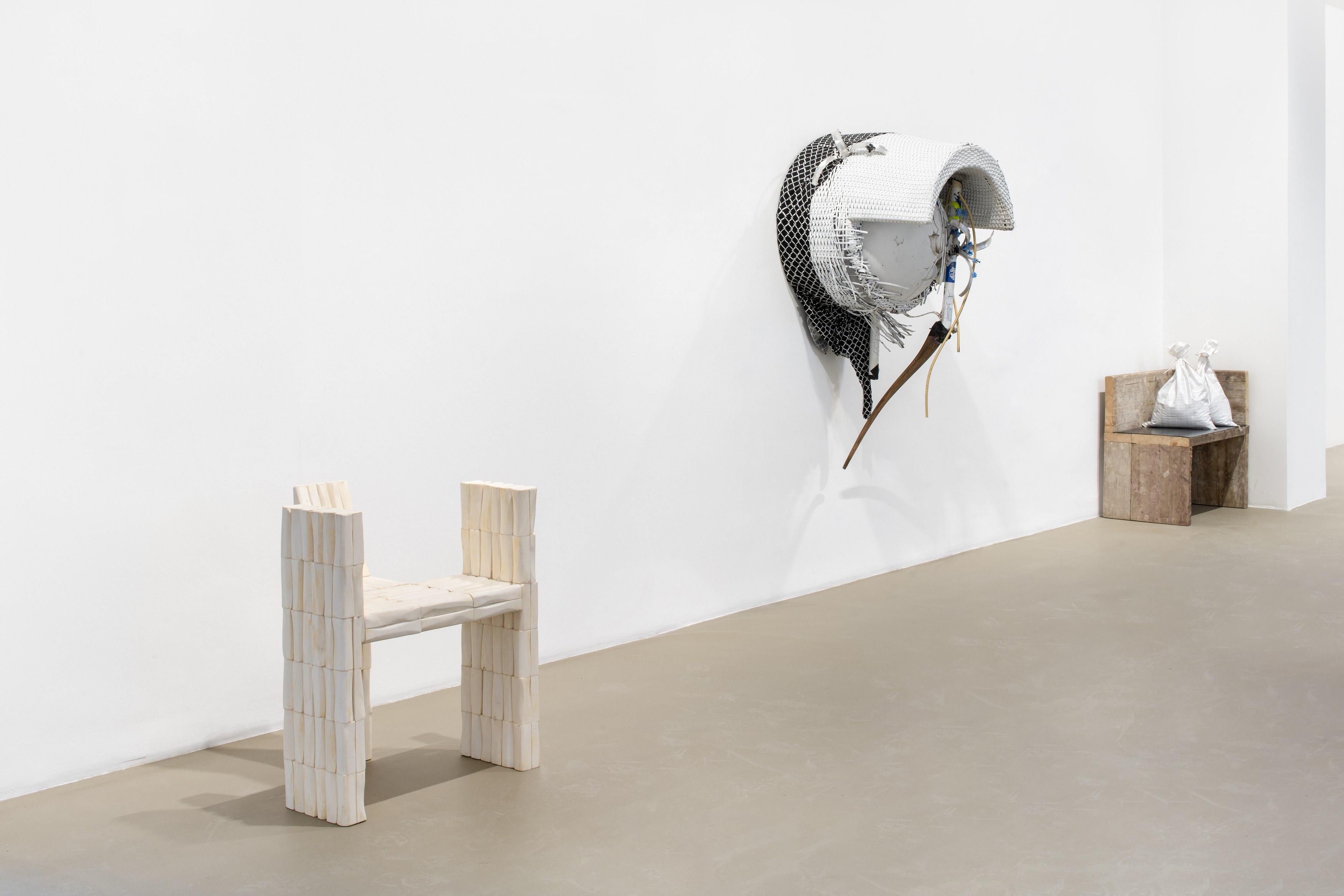 Je suis la chaise, Je suis la chaise at Galerie Chantal Crousel, photo 3