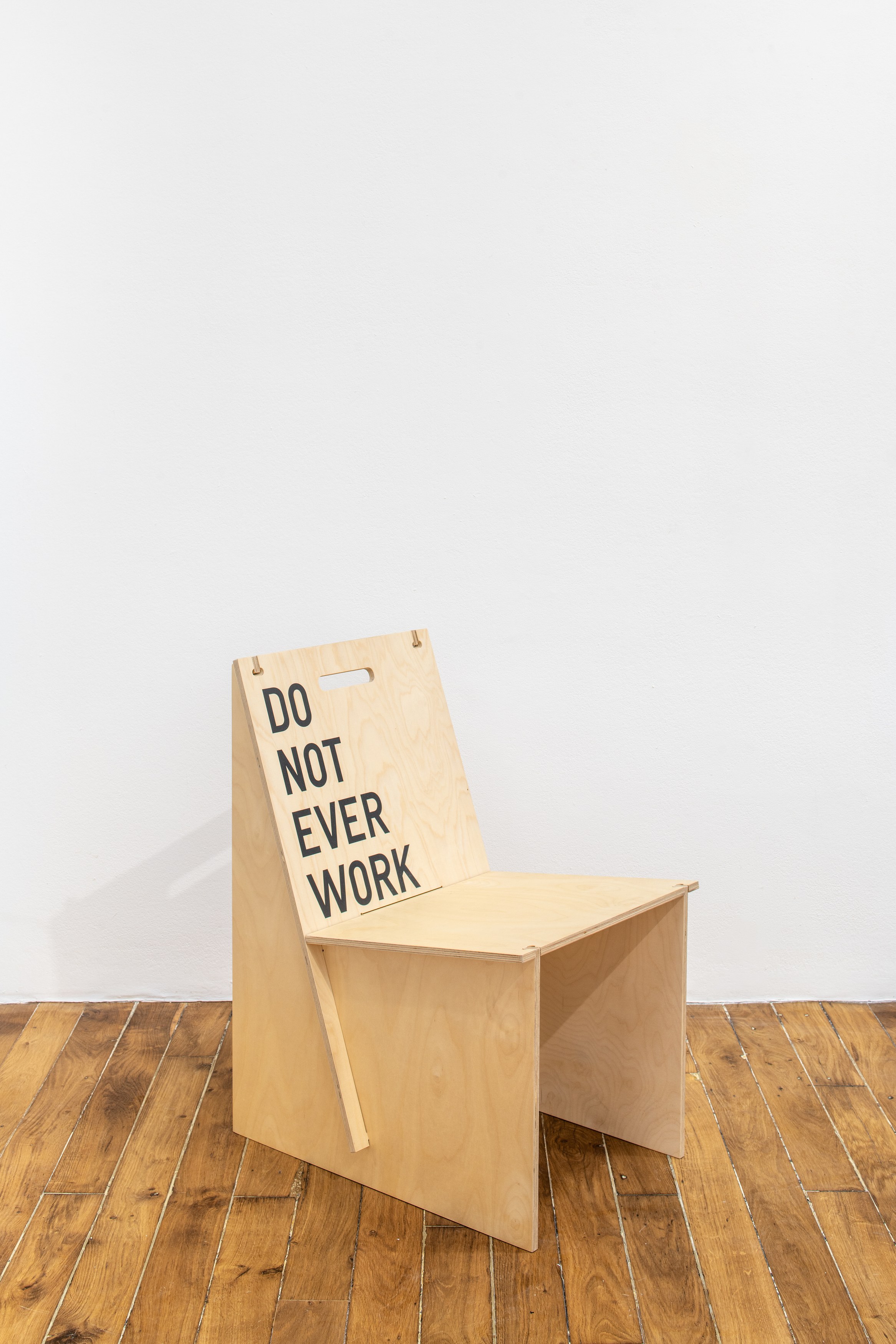 Je suis la chaise, Je suis la chaise at Galerie Chantal Crousel, photo 23