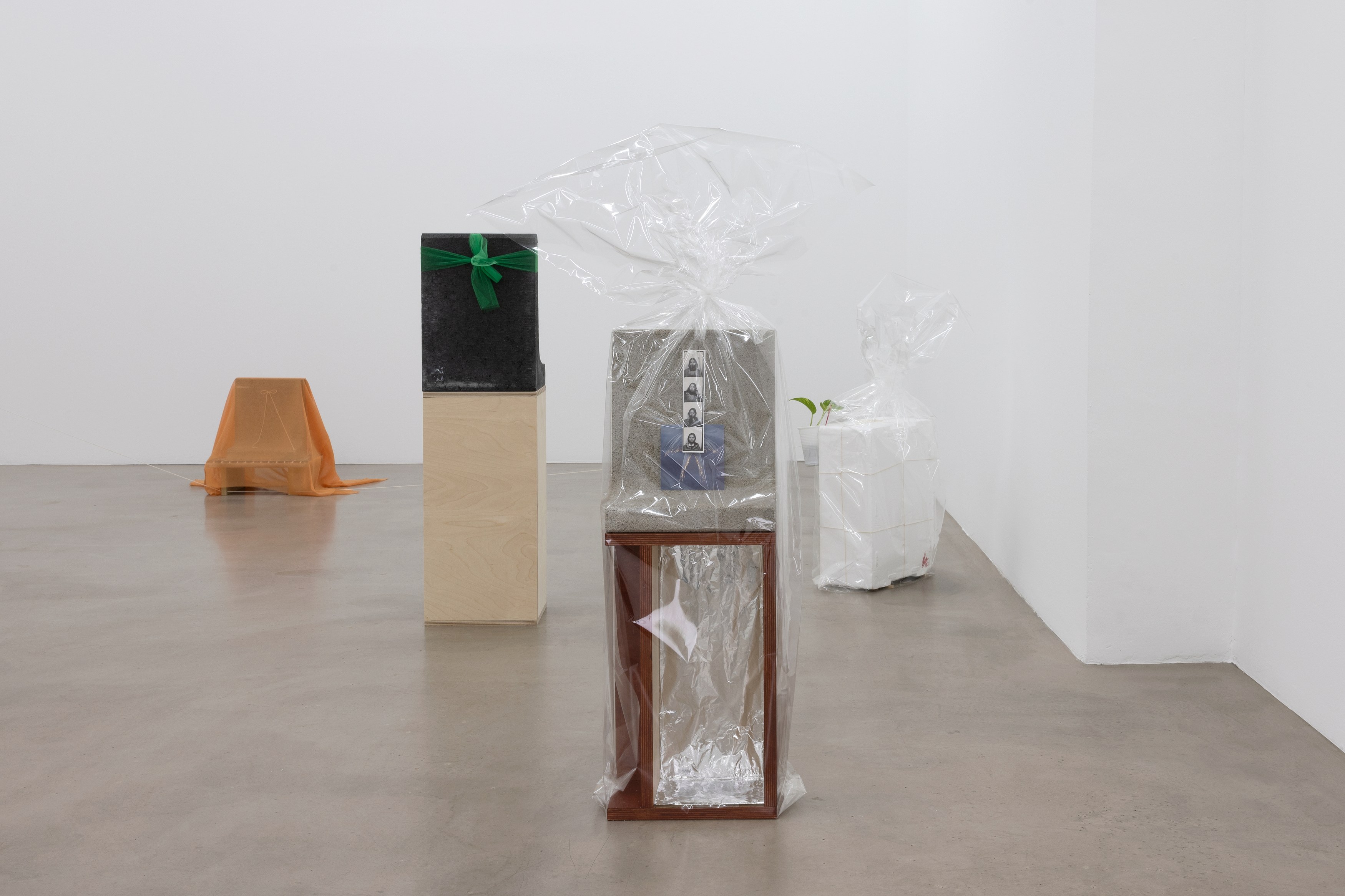 Phung-Tien Phan, is blue at Édouard Montassut, photo 2