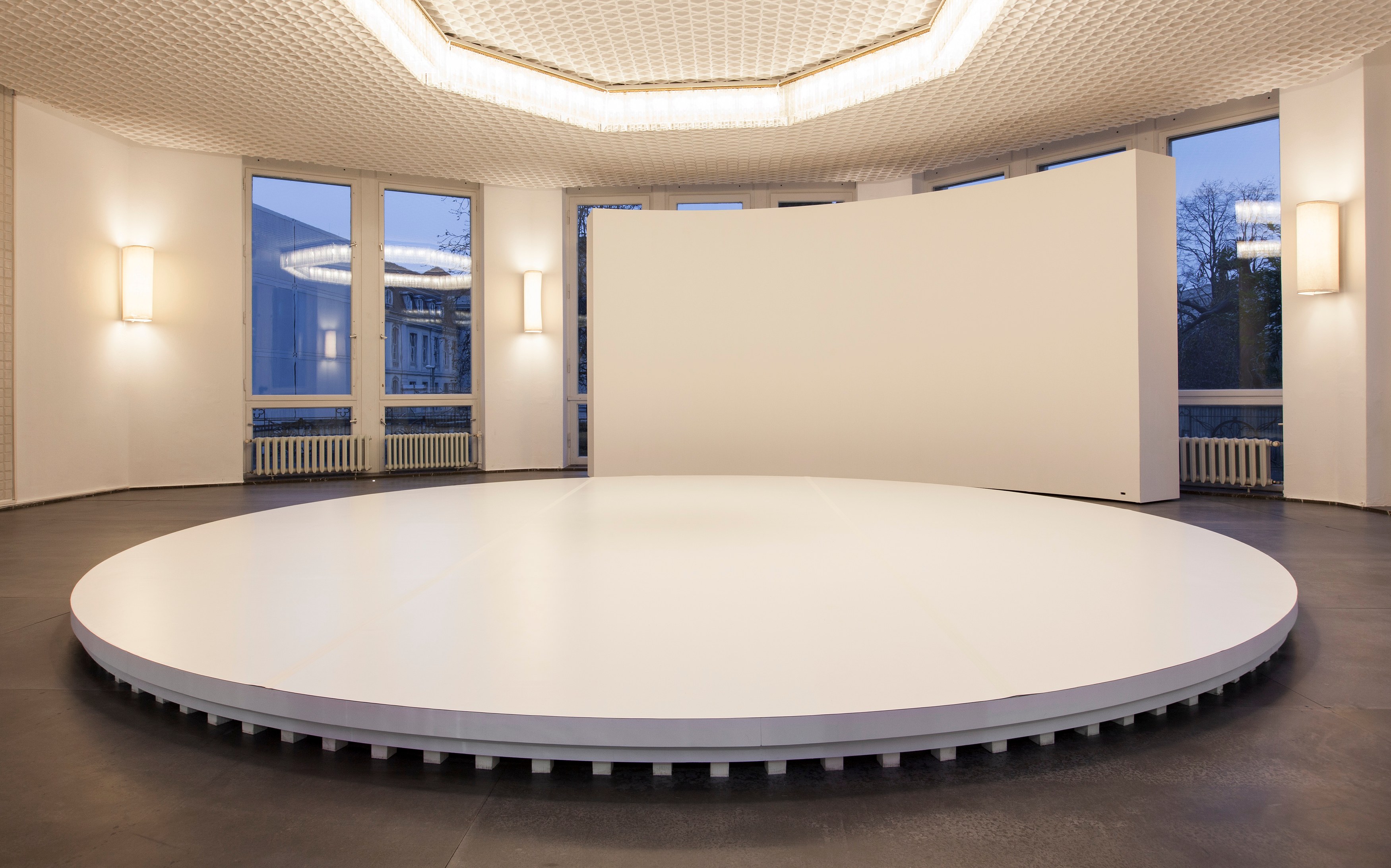 Philippe Parreno, How Can We Tell the Dancers from the Dance at Schinkel Pavillon, photo 8
