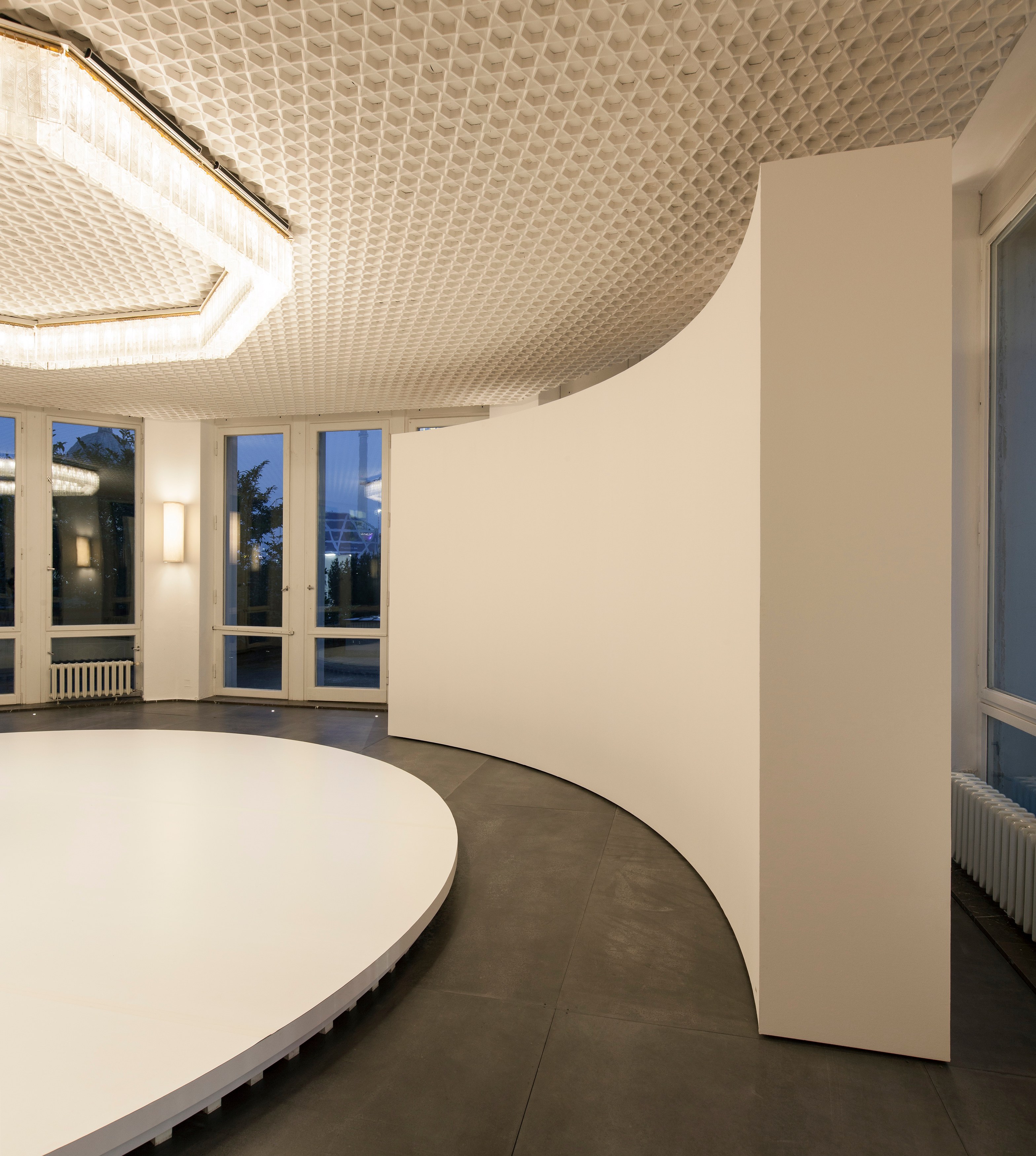 Philippe Parreno, How Can We Tell the Dancers from the Dance at Schinkel Pavillon, photo 9