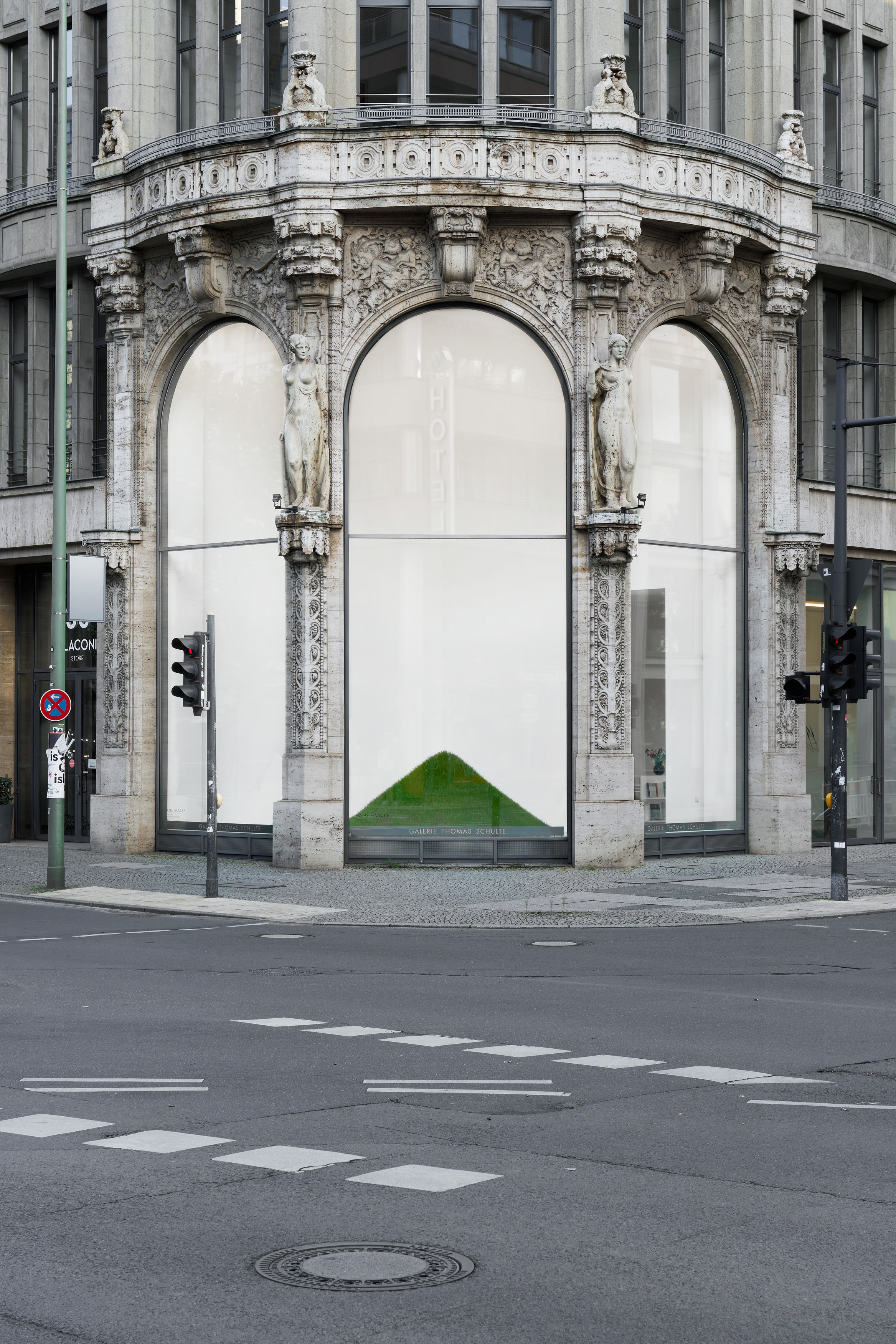 Alfredo Jaar, The Temptation to Exist at Galerie Thomas Schulte, photo 4