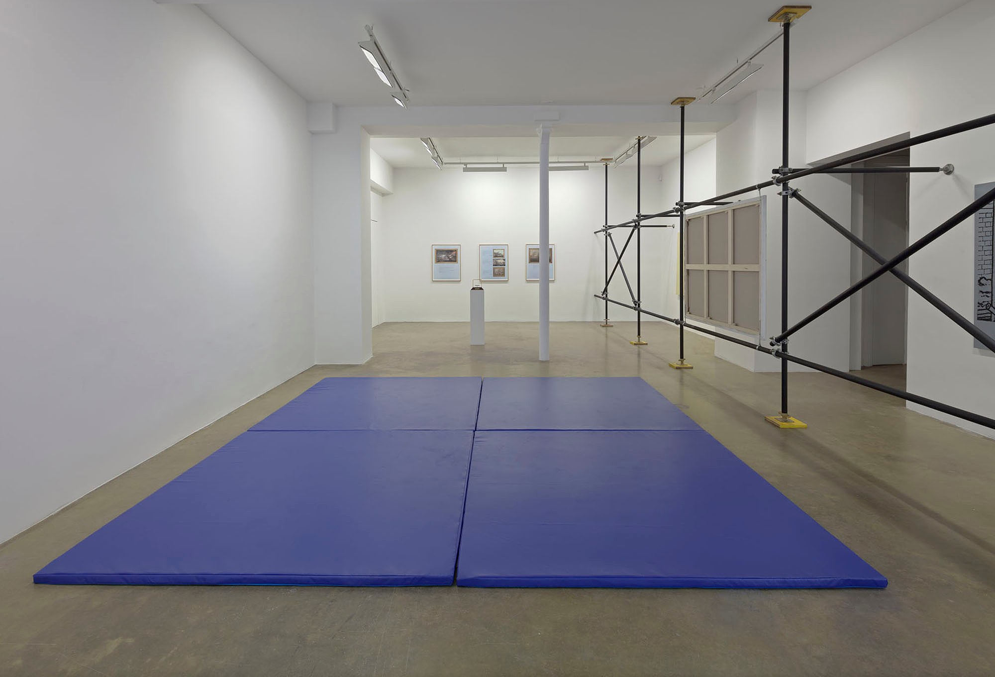 Claire Fontaine, Equivalences et Généralités at Galerie Chantal Crousel, photo 2