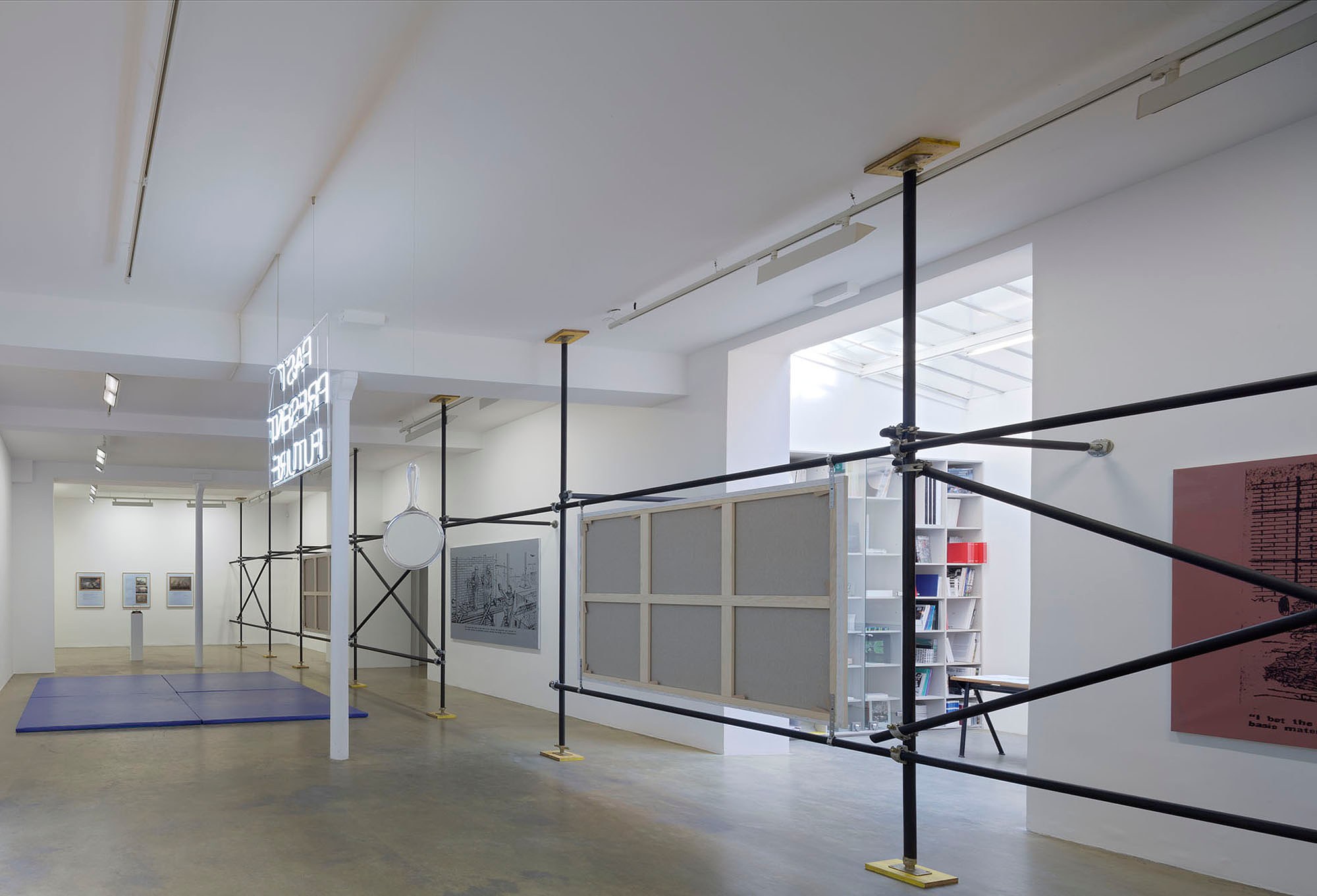 Claire Fontaine, Equivalences et Généralités at Galerie Chantal Crousel, photo 3