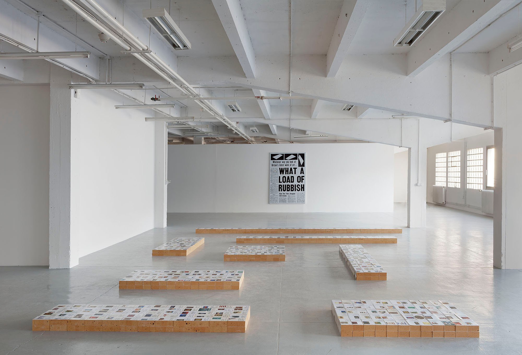 Claire Fontaine, Equivalences et Généralités at Galerie Chantal Crousel, photo 15