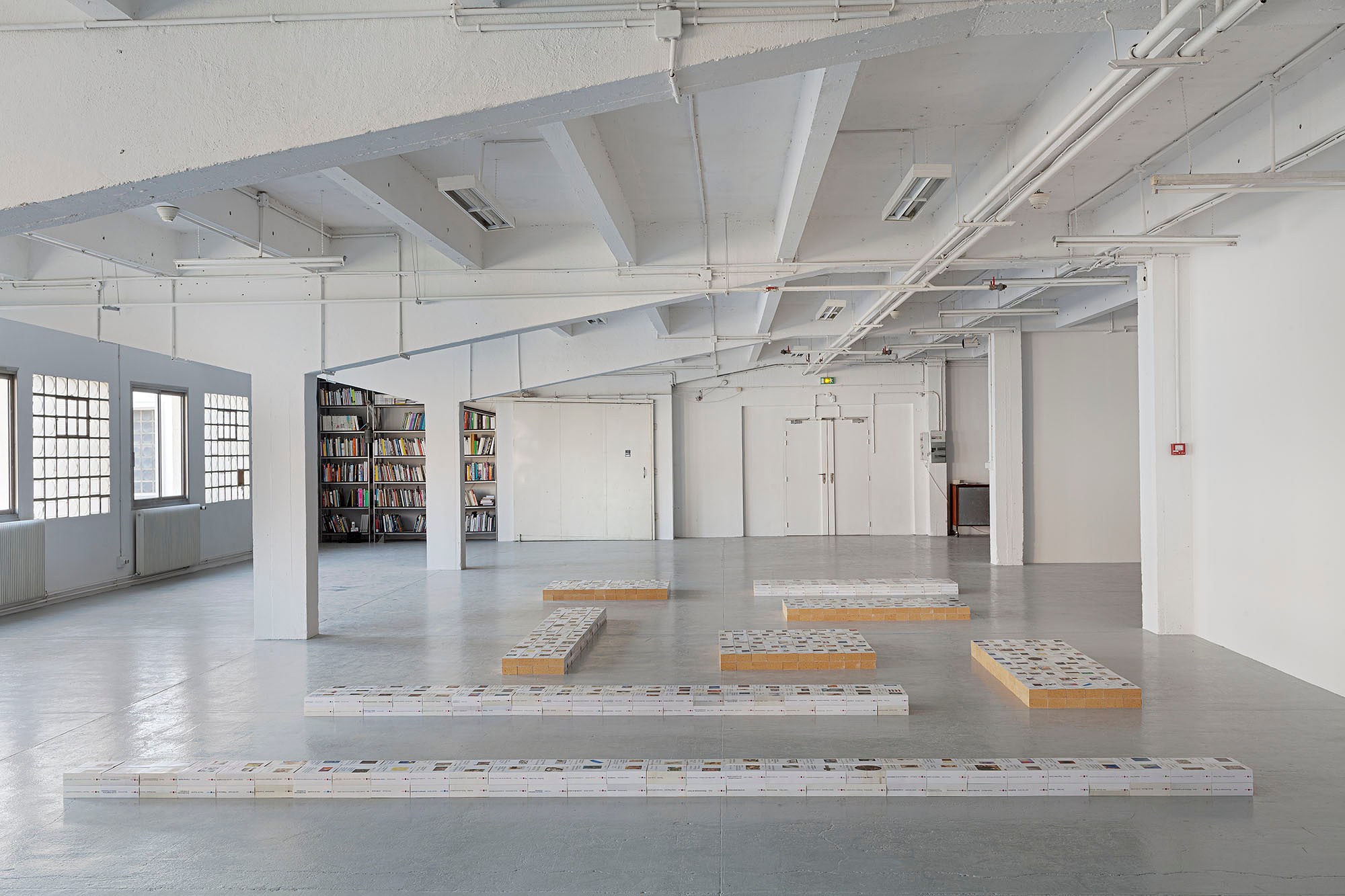 Claire Fontaine, Equivalences et Généralités at Galerie Chantal Crousel, photo 16