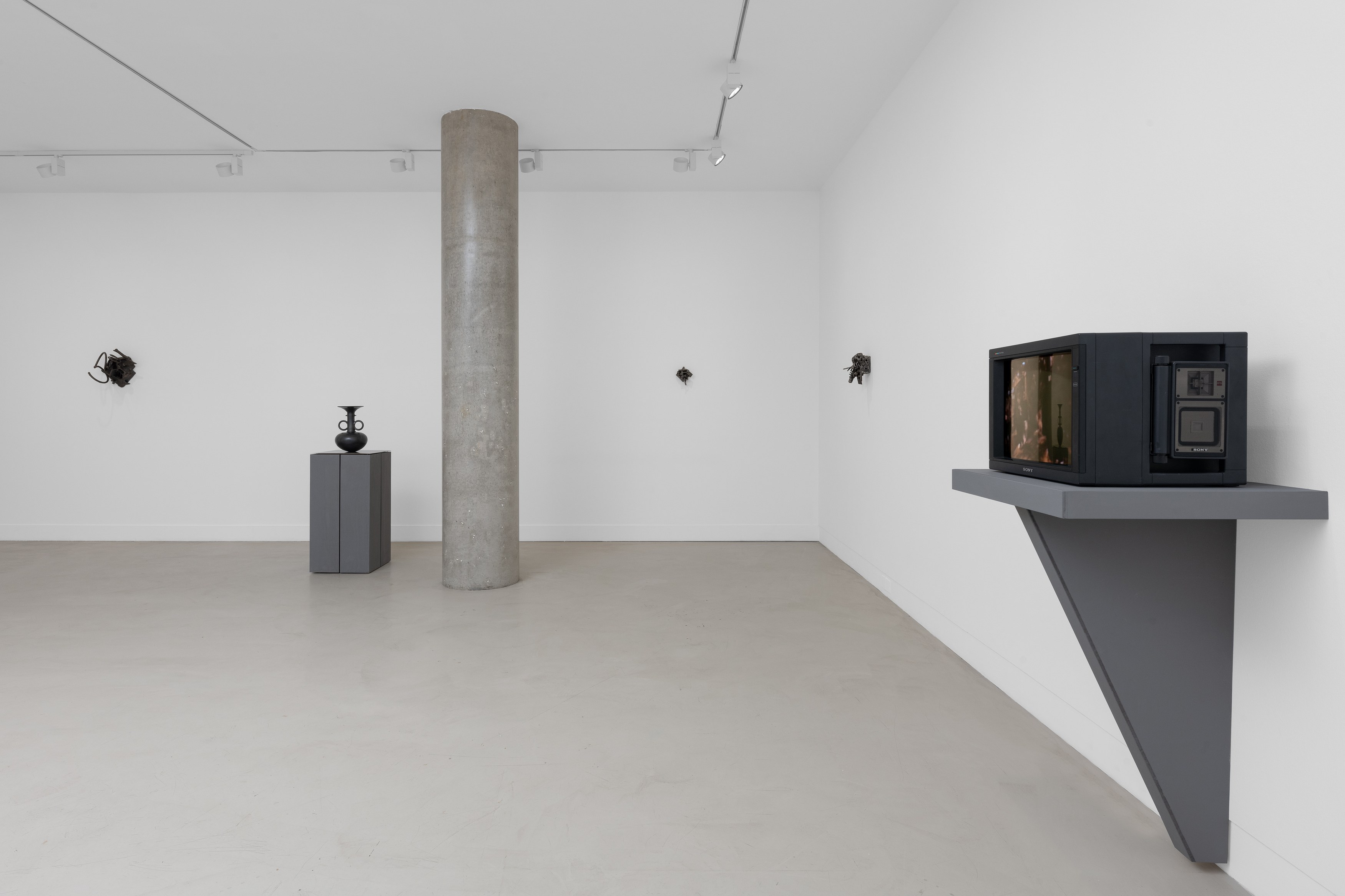 Melvin Edwards, David Hammons, Reginald Sylvester II, Sensibilities at Maximillian William, photo 4